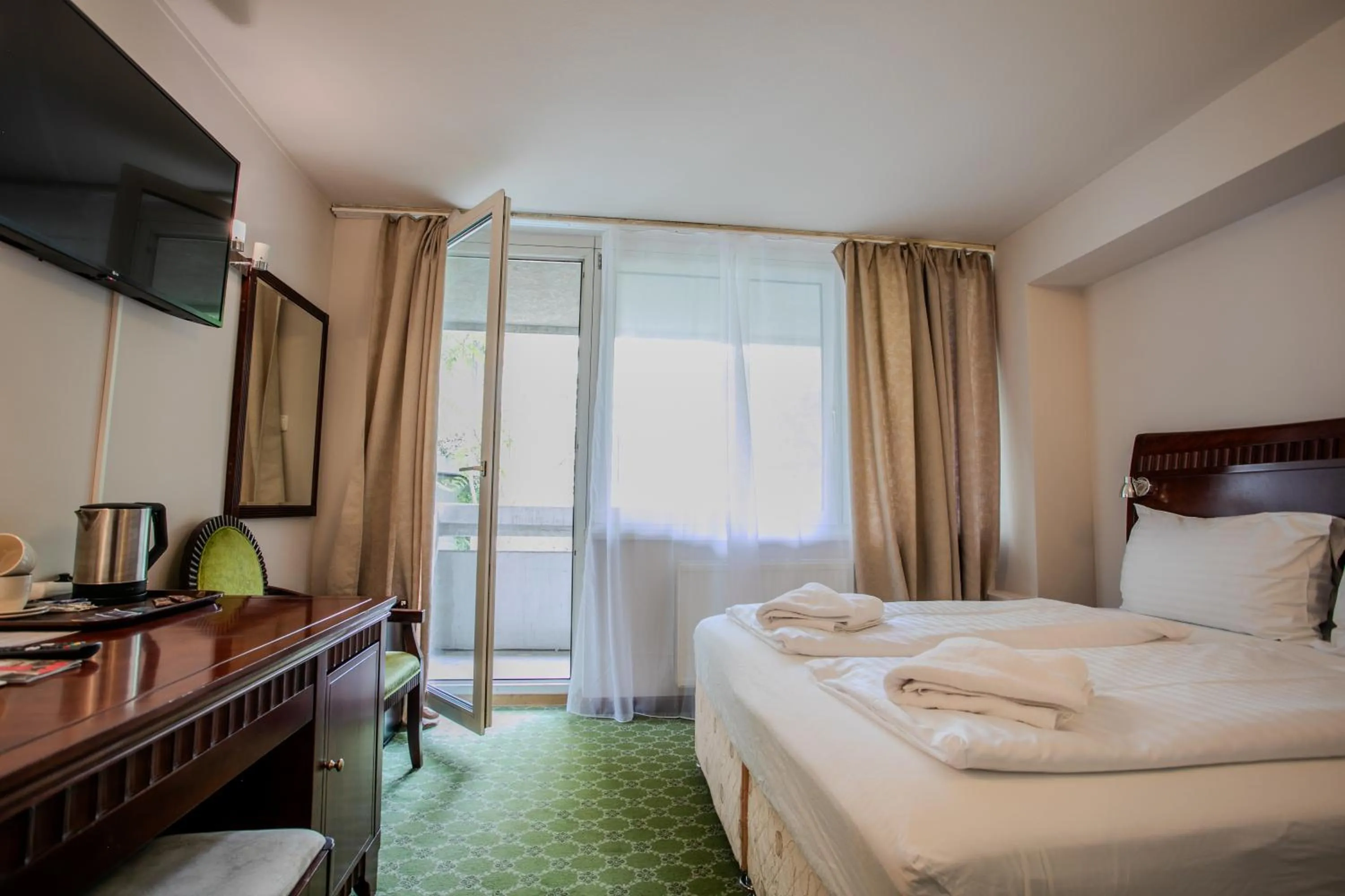 Bed in Hotel Attaché l contactless check-in