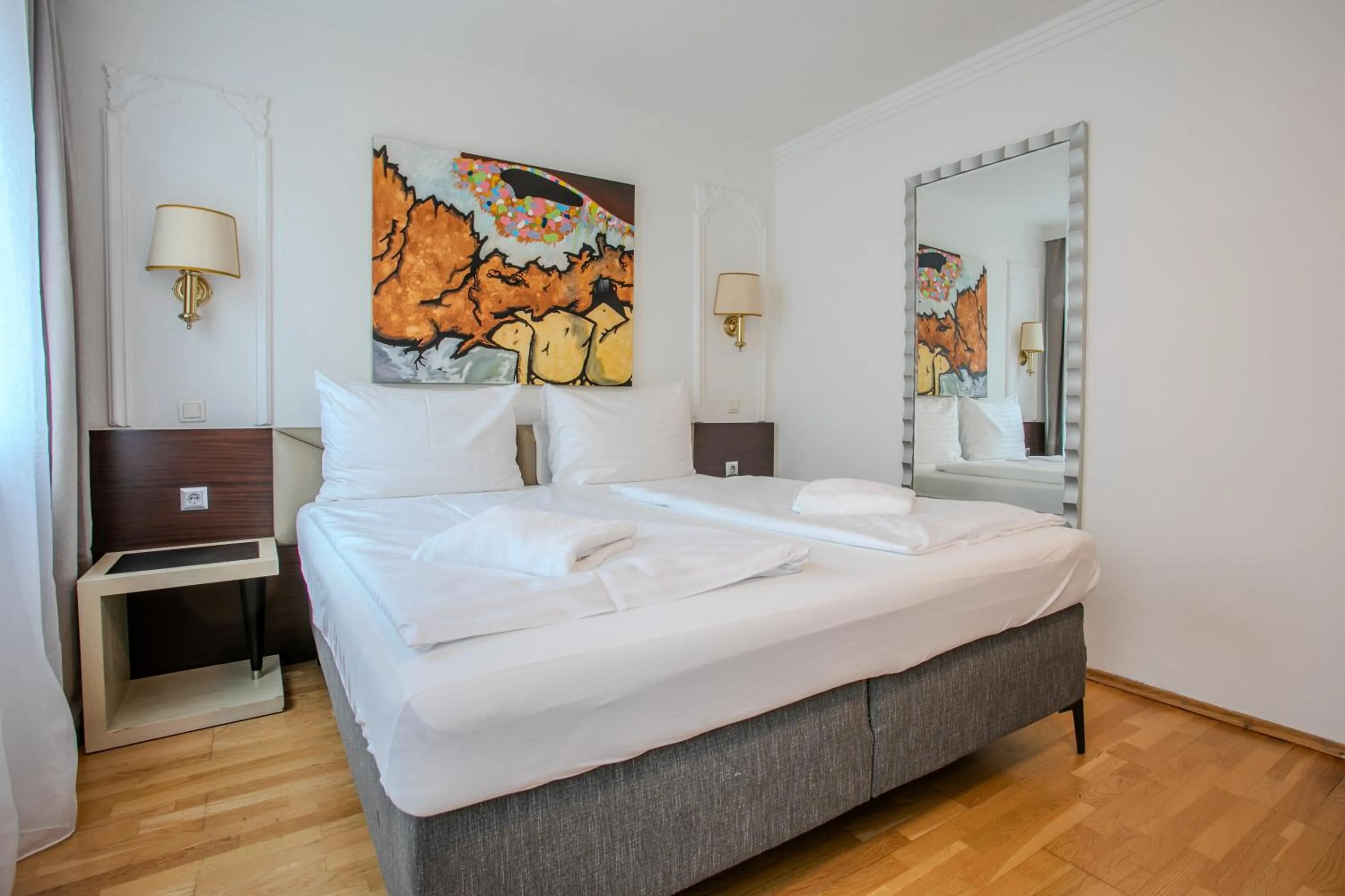 Bed in Hotel Attaché l contactless check-in