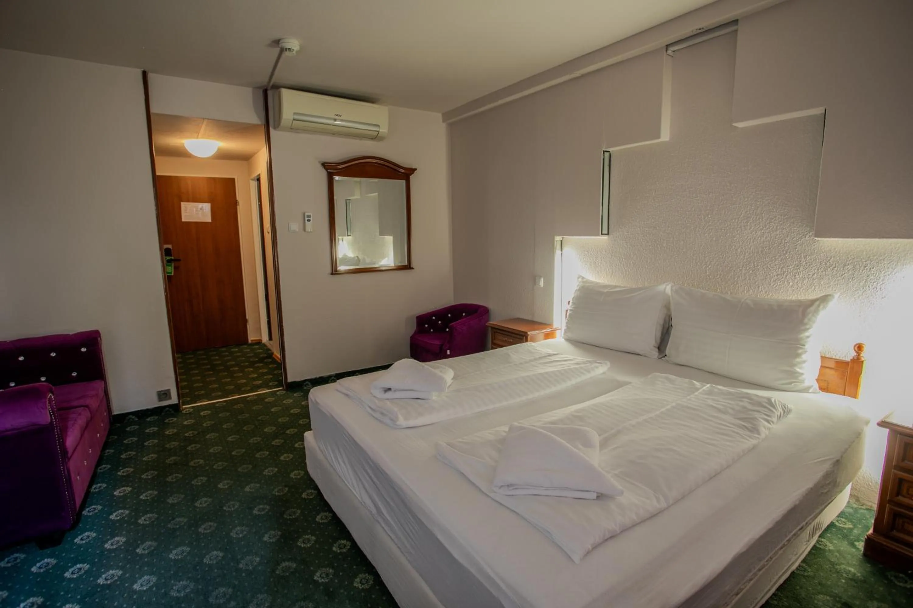 Bed in Hotel Attaché l contactless check-in