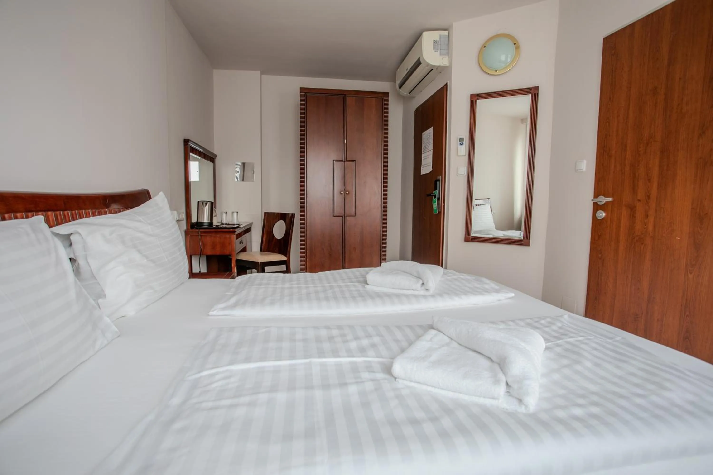 Bed in Hotel Attaché l contactless check-in