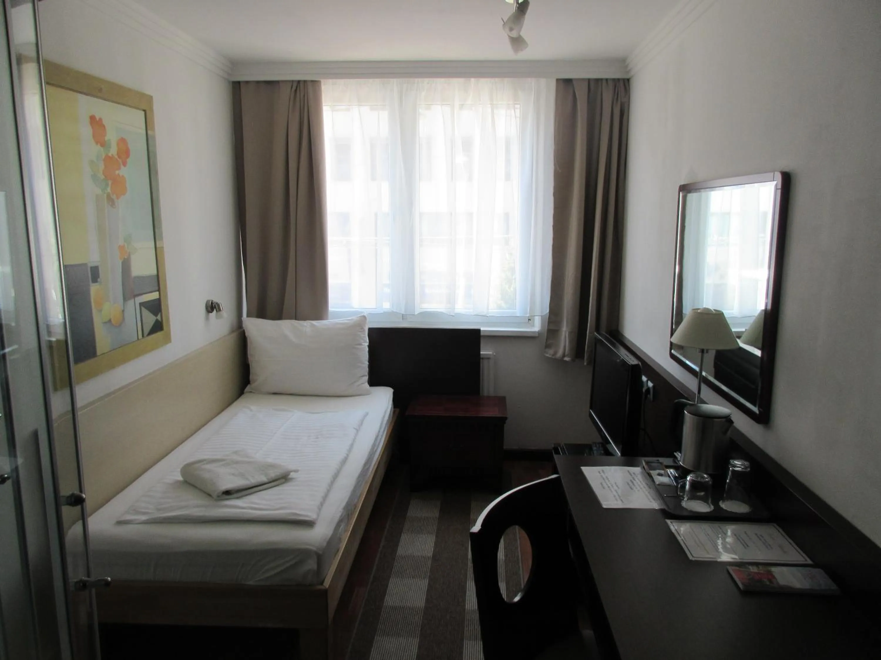 Bed in Hotel Attaché l contactless check-in