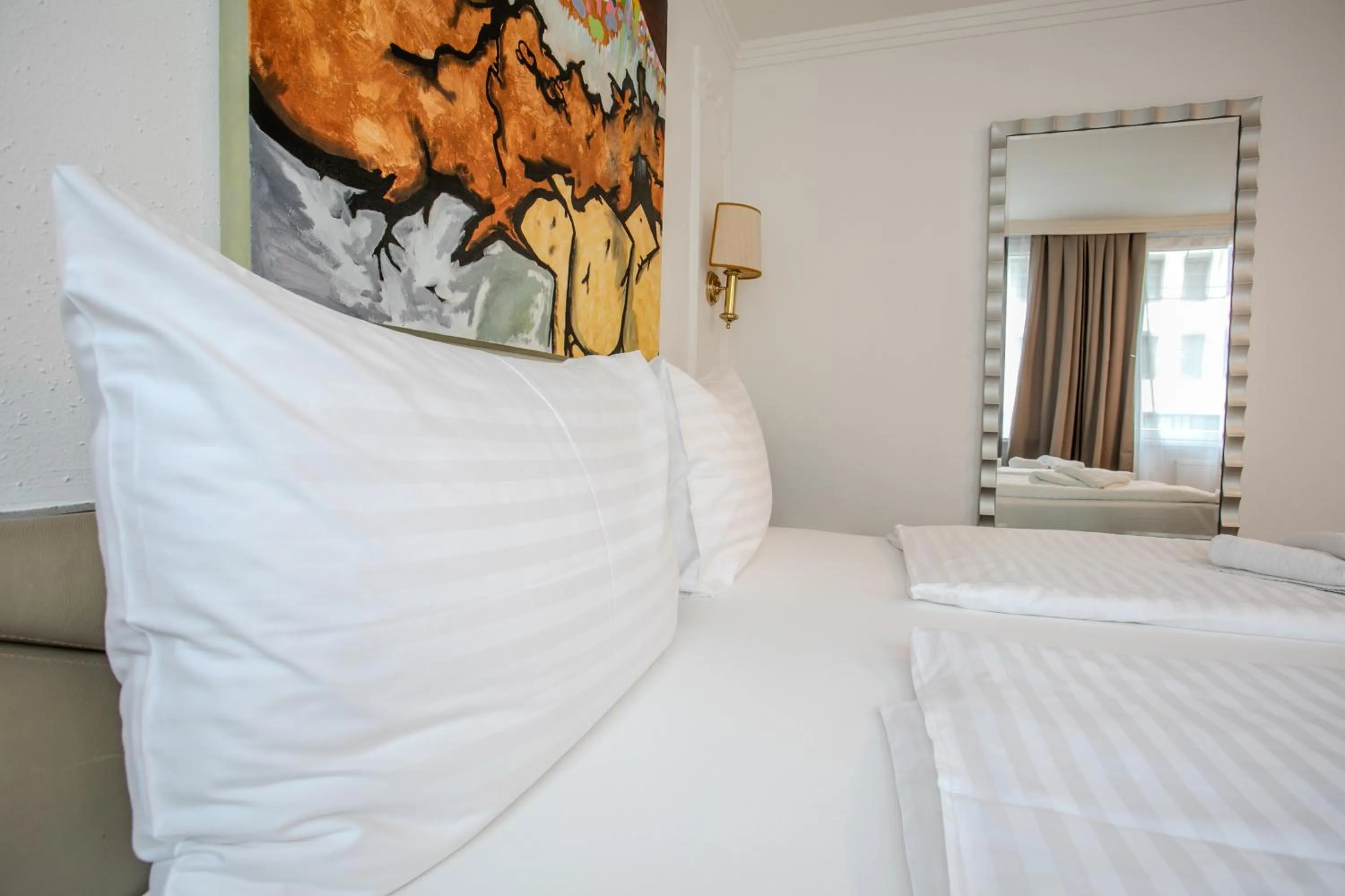 Bed in Hotel Attaché l contactless check-in