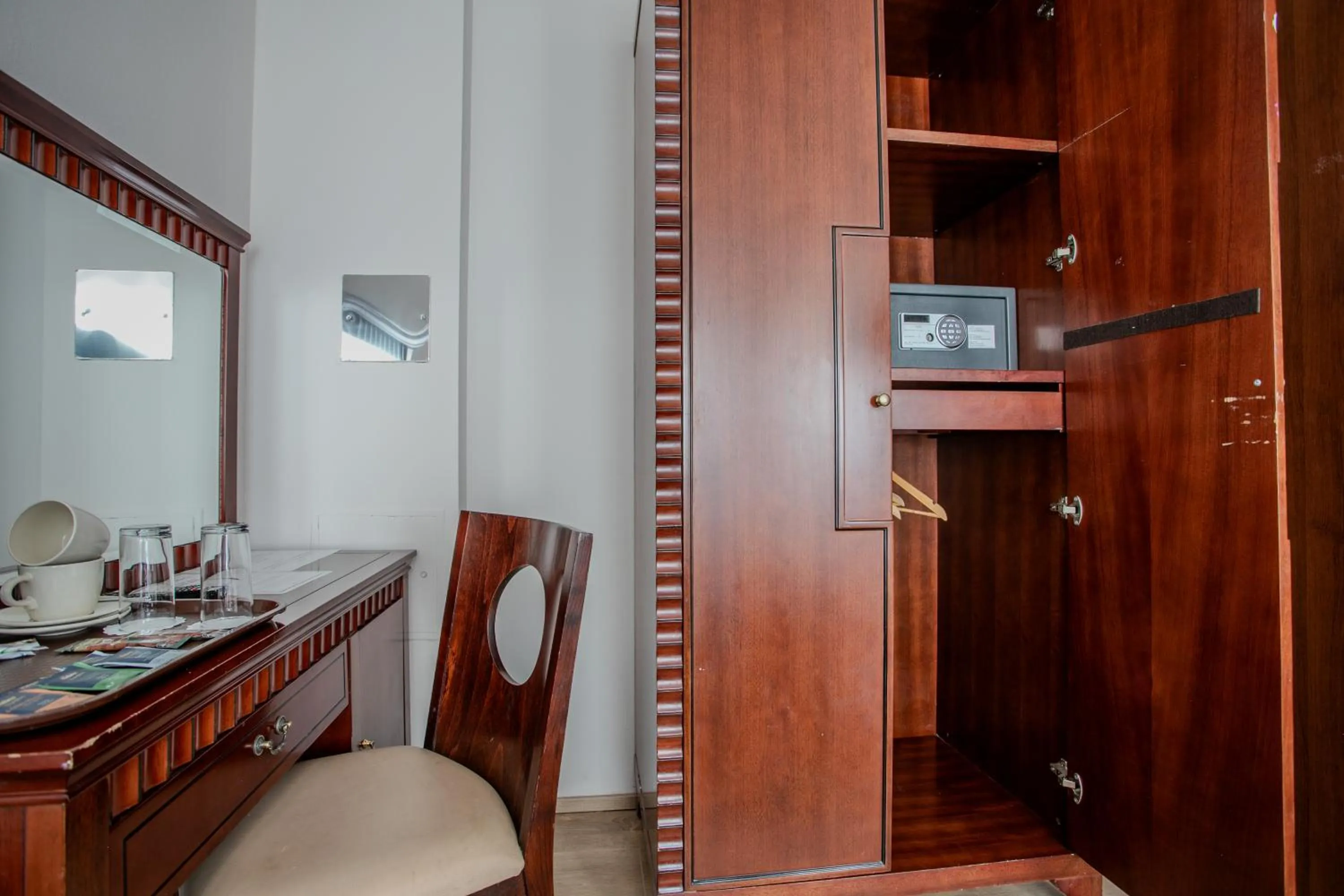 Coffee/tea facilities in Hotel Attaché l contactless check-in