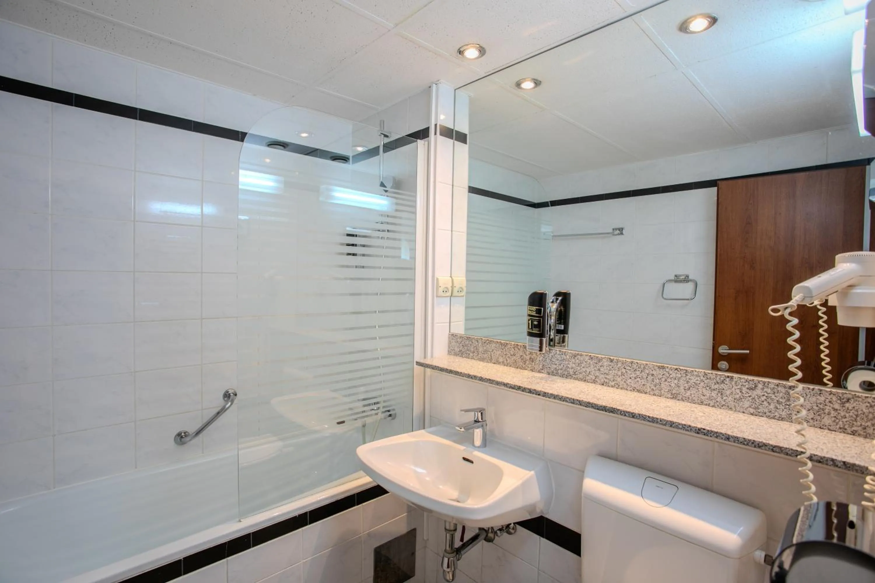 Shower in Hotel Attaché l contactless check-in