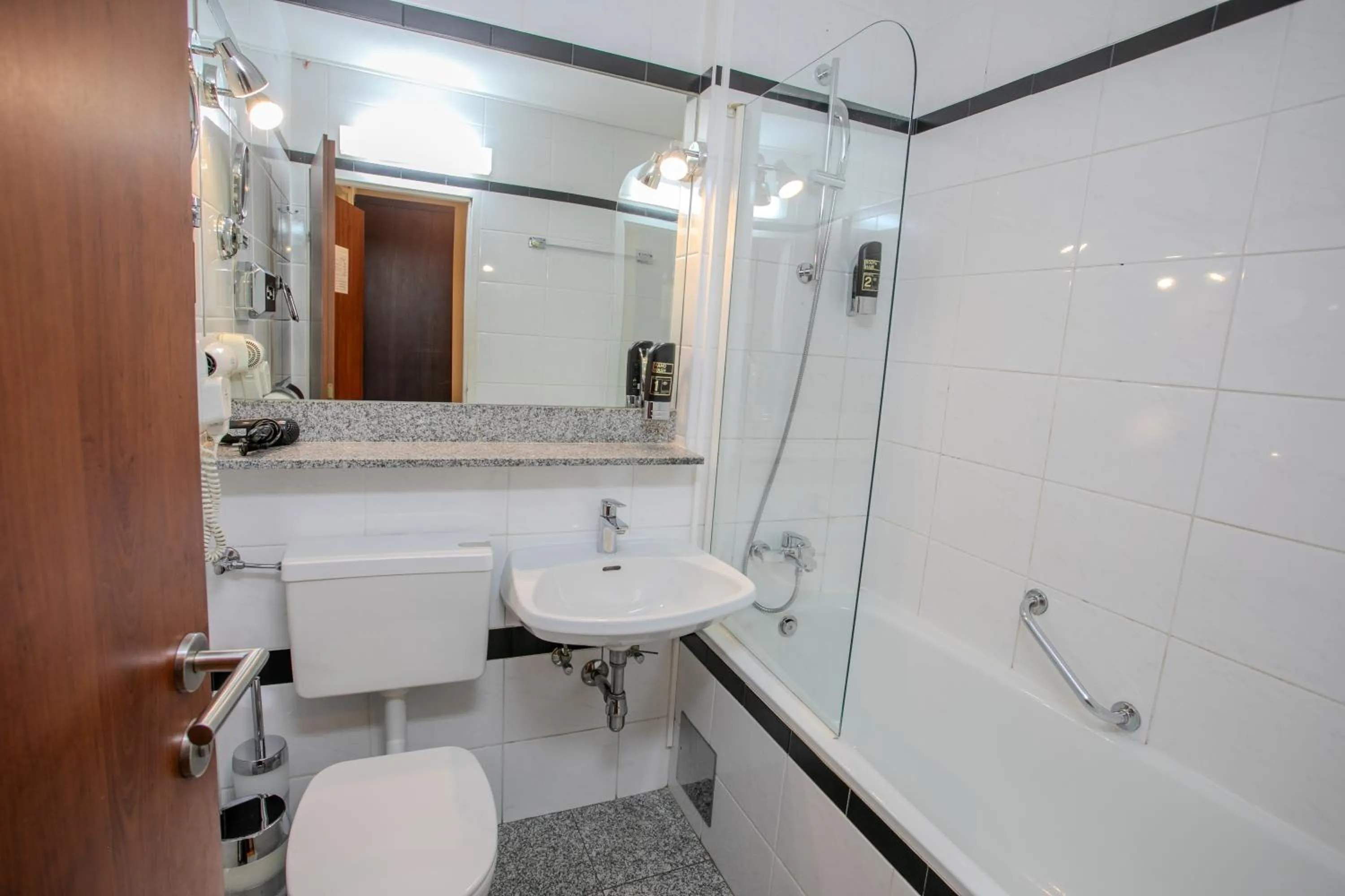 Shower in Hotel Attaché l contactless check-in