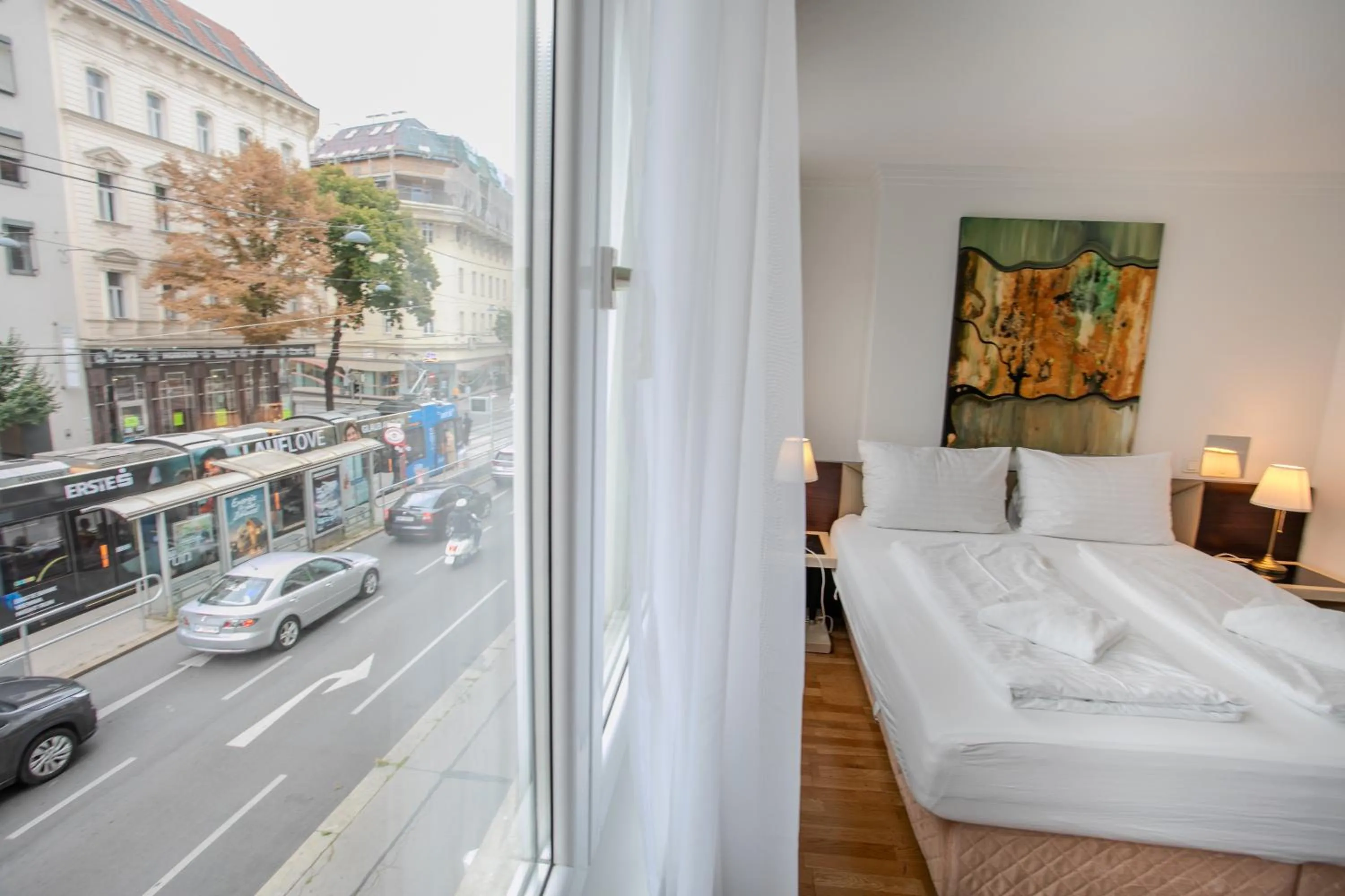 Bed in Hotel Attaché l contactless check-in