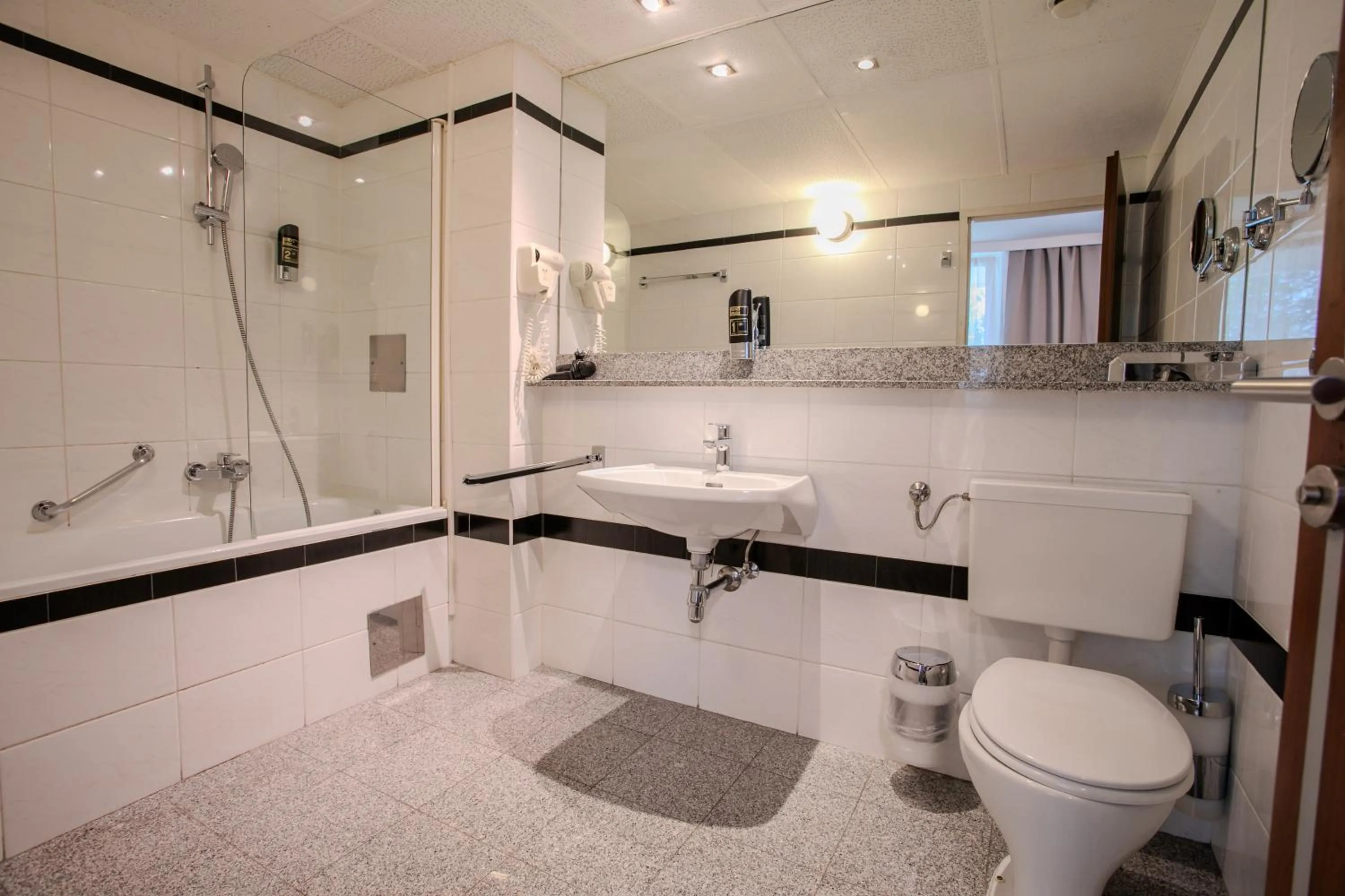 Shower in Hotel Attaché l contactless check-in