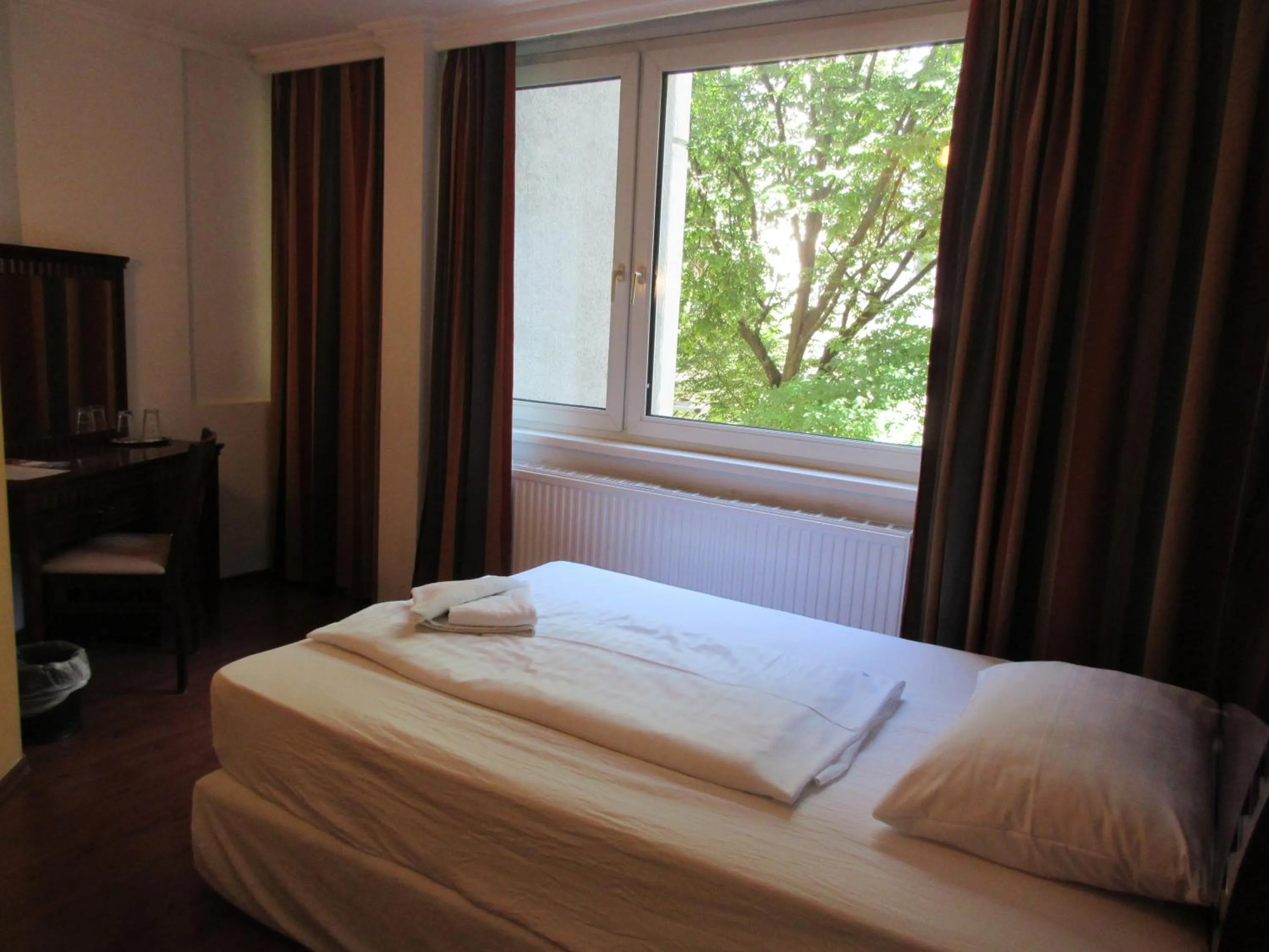 Bed in Hotel Attaché l contactless check-in