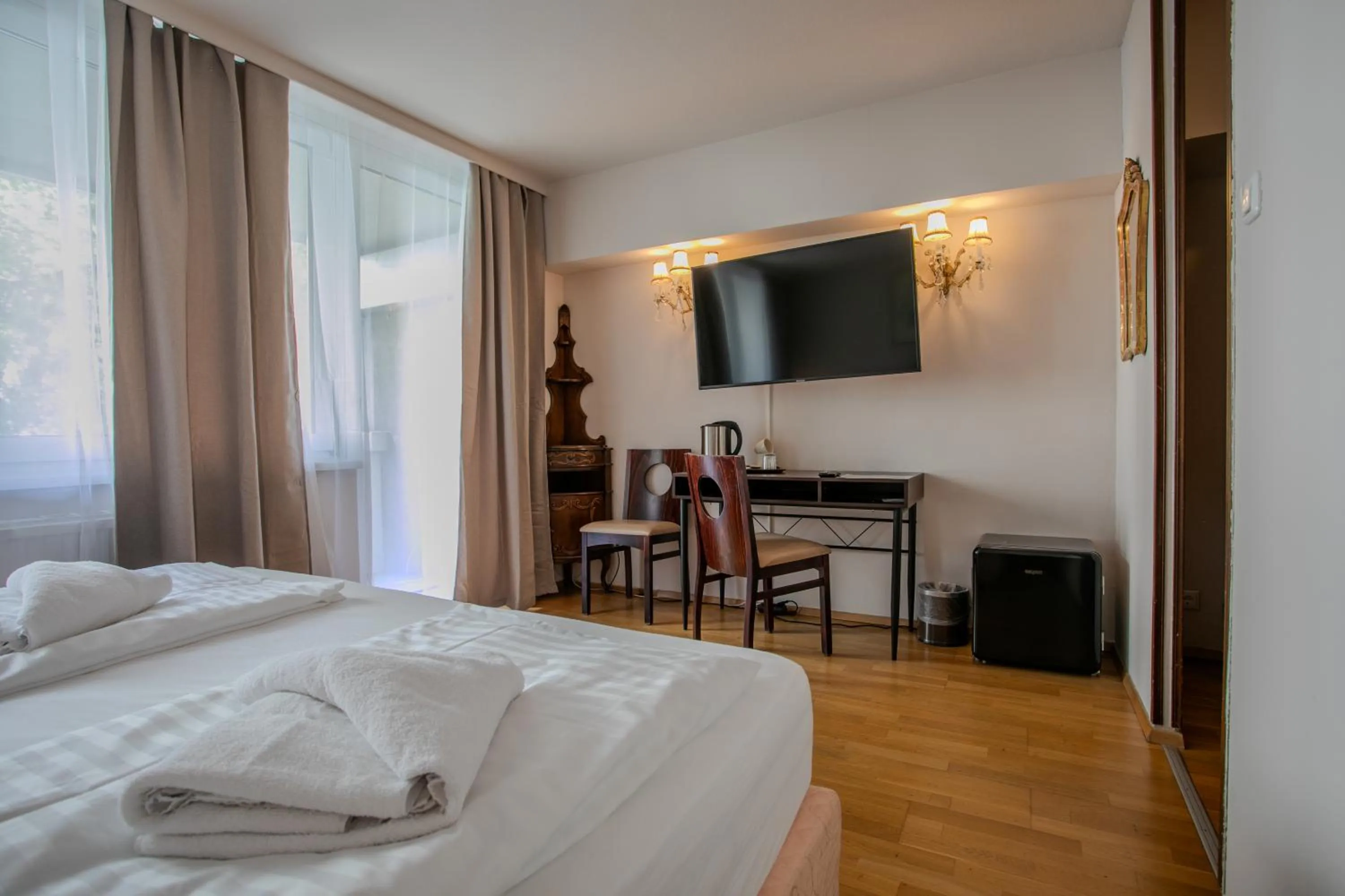 Bed in Hotel Attaché l contactless check-in