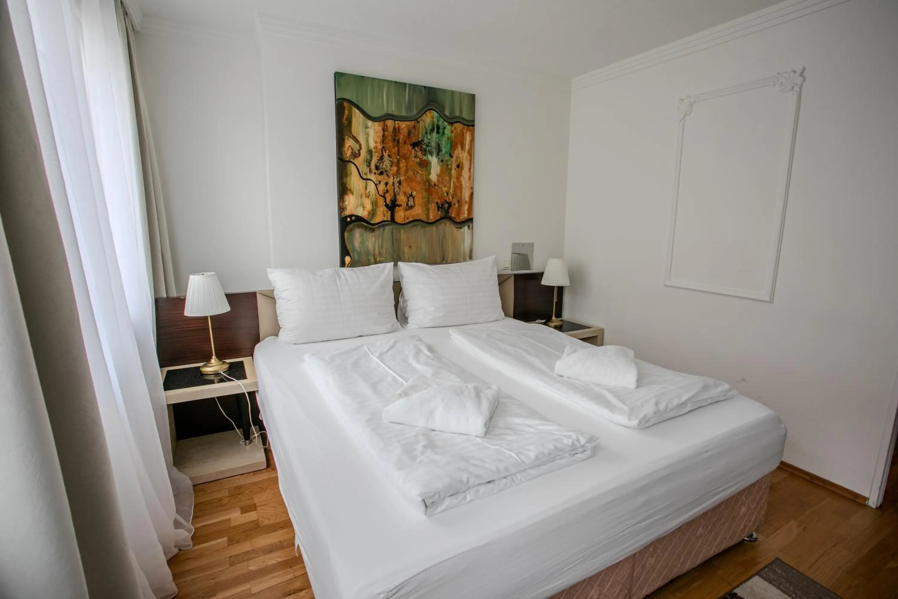 Bed in Hotel Attaché l contactless check-in