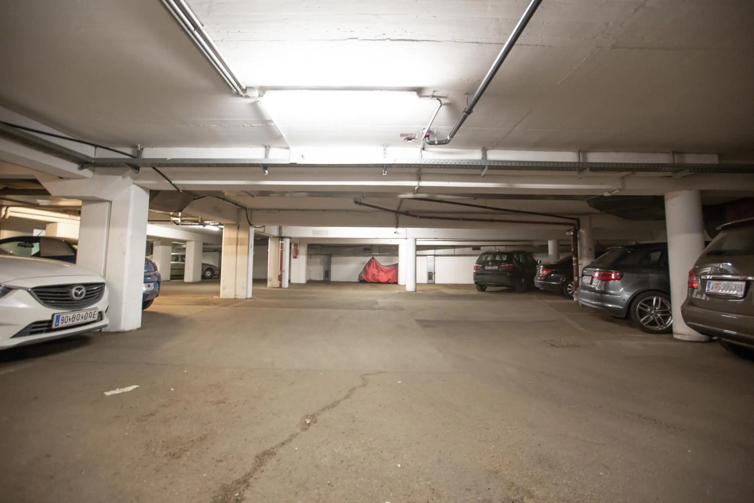 Parking in Hotel Attaché l contactless check-in