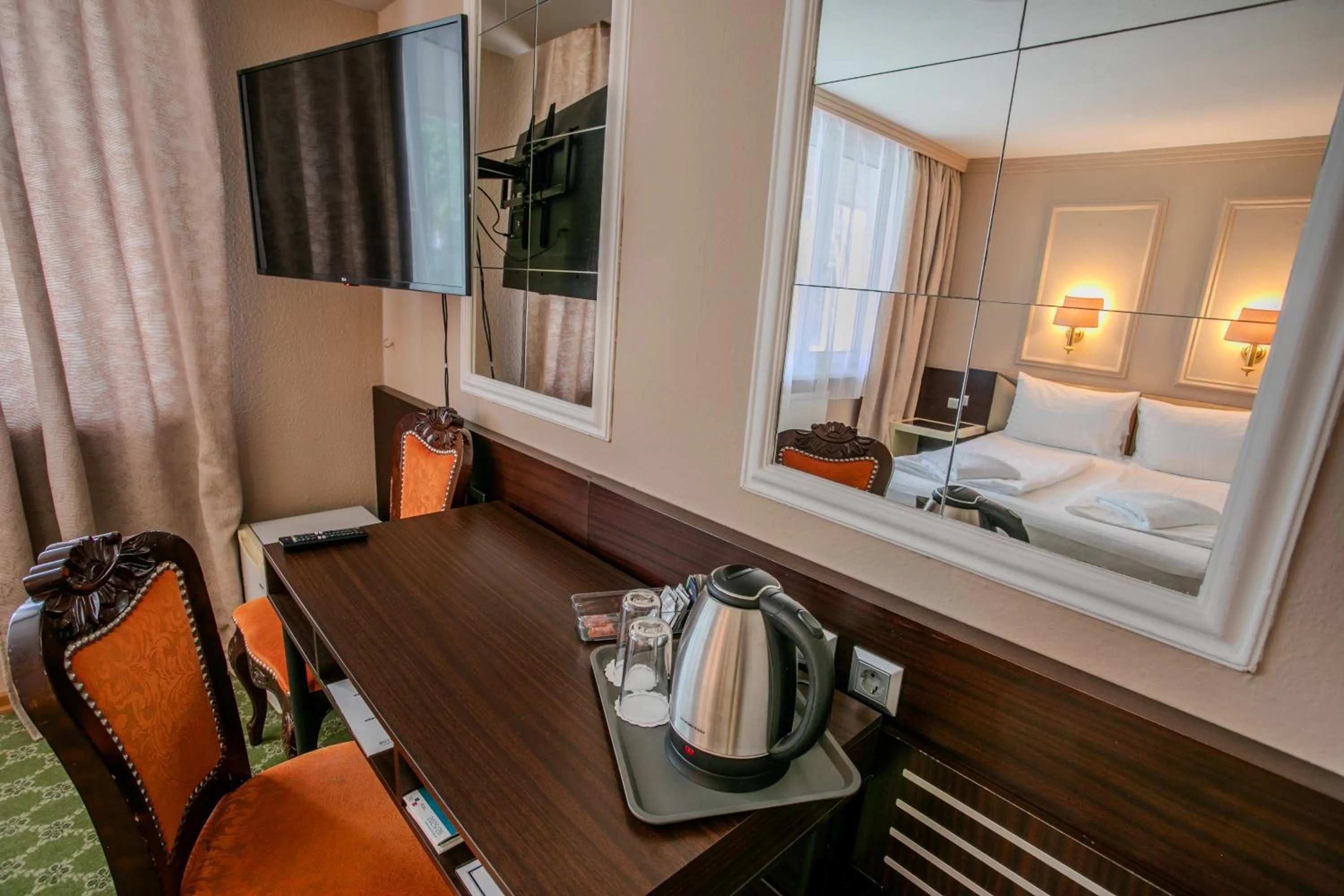 Bed in Hotel Attaché l contactless check-in