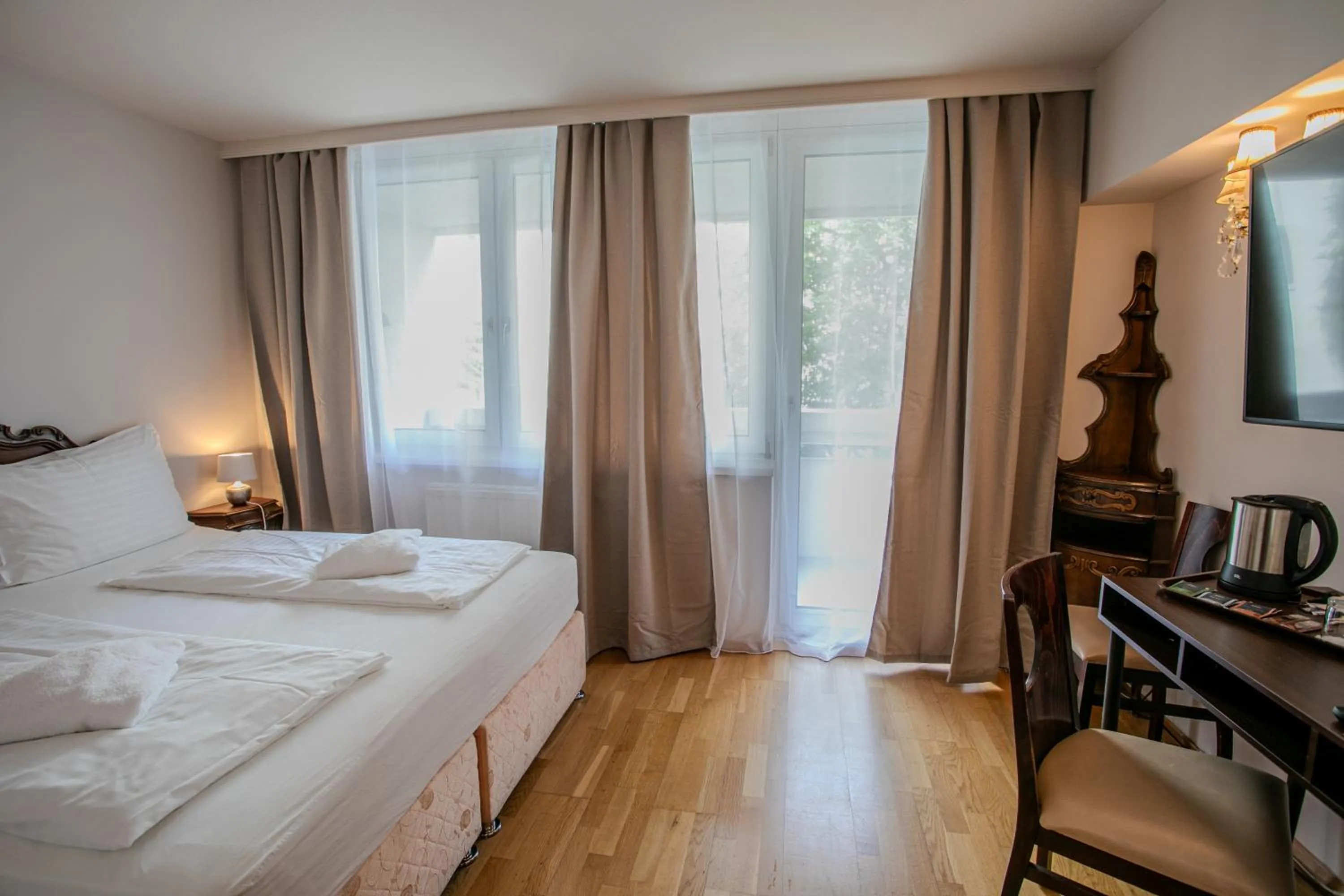 Bed in Hotel Attaché l contactless check-in