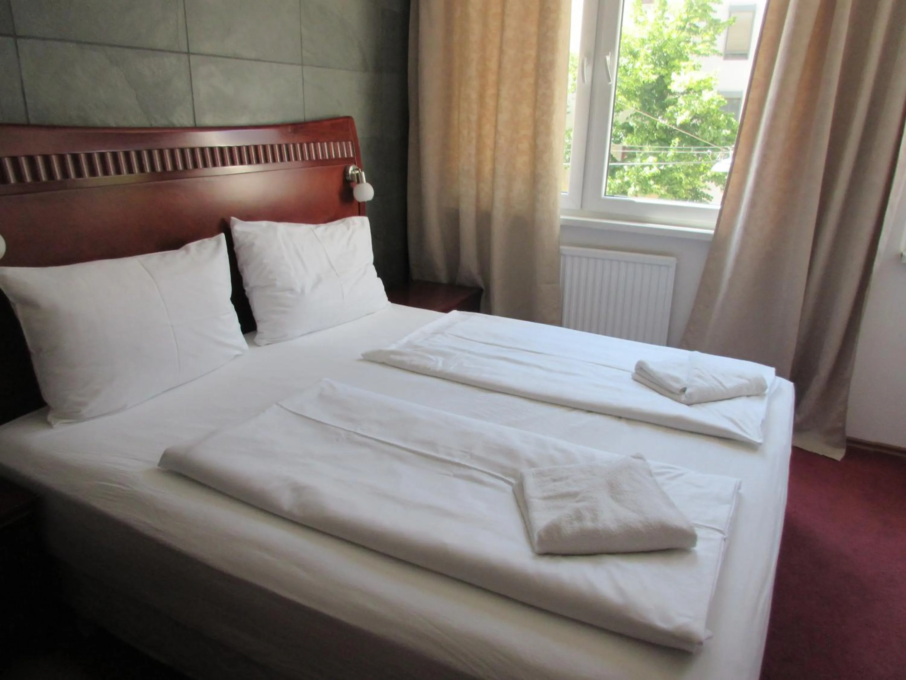 Restaurant/places to eat, Bed in Hotel Attaché l contactless check-in