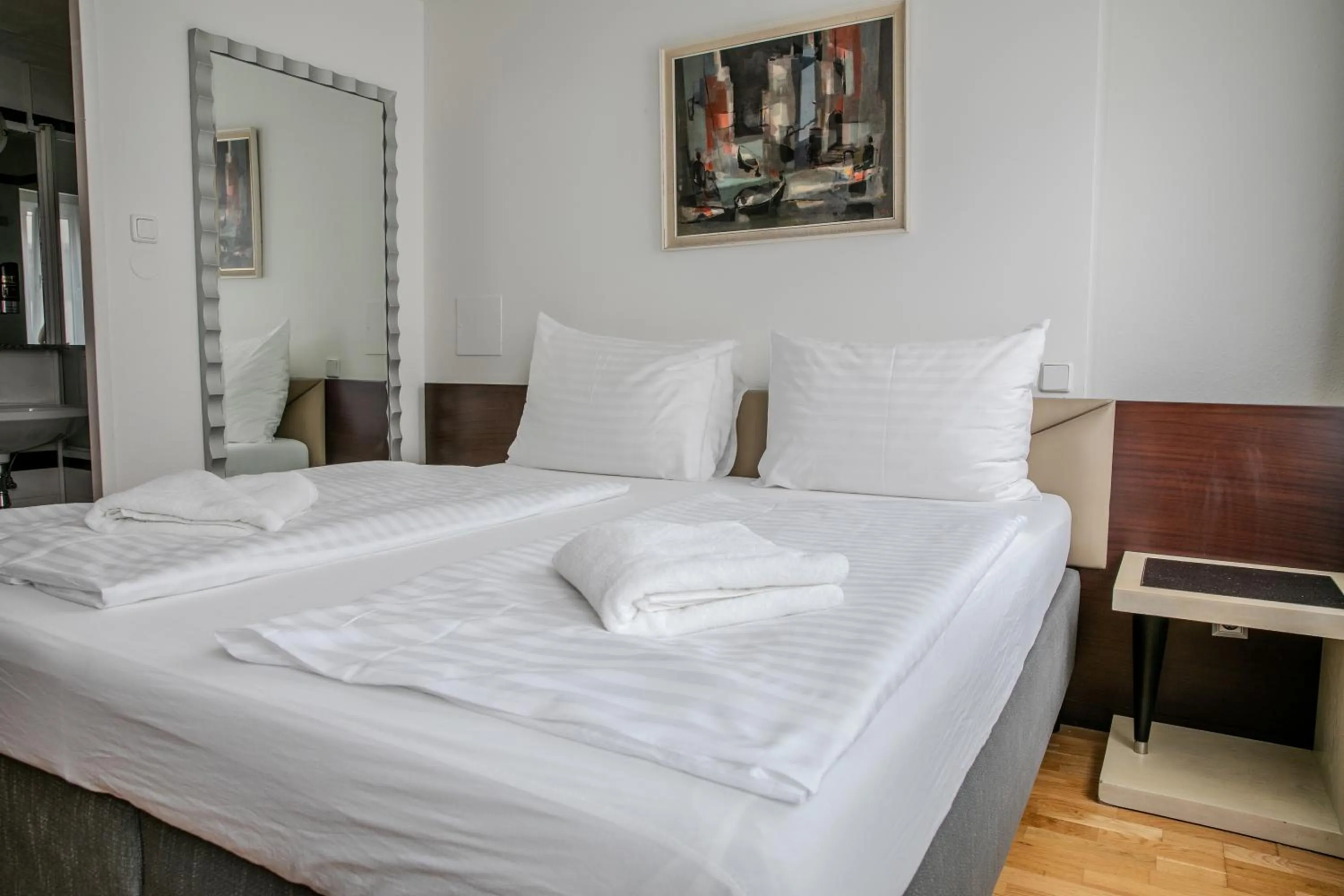 Bed in Hotel Attaché l contactless check-in