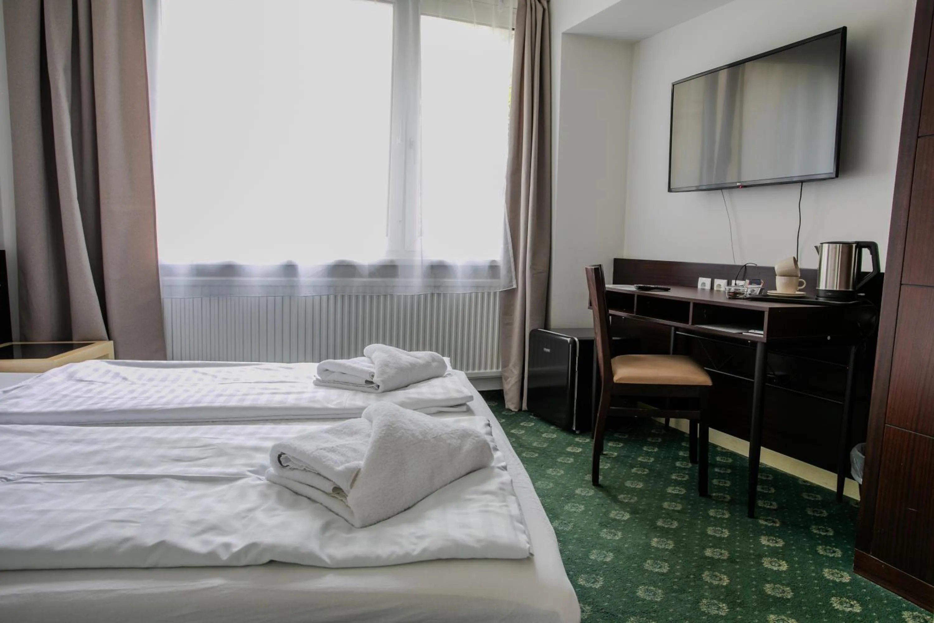 Bed in Hotel Attaché l contactless check-in