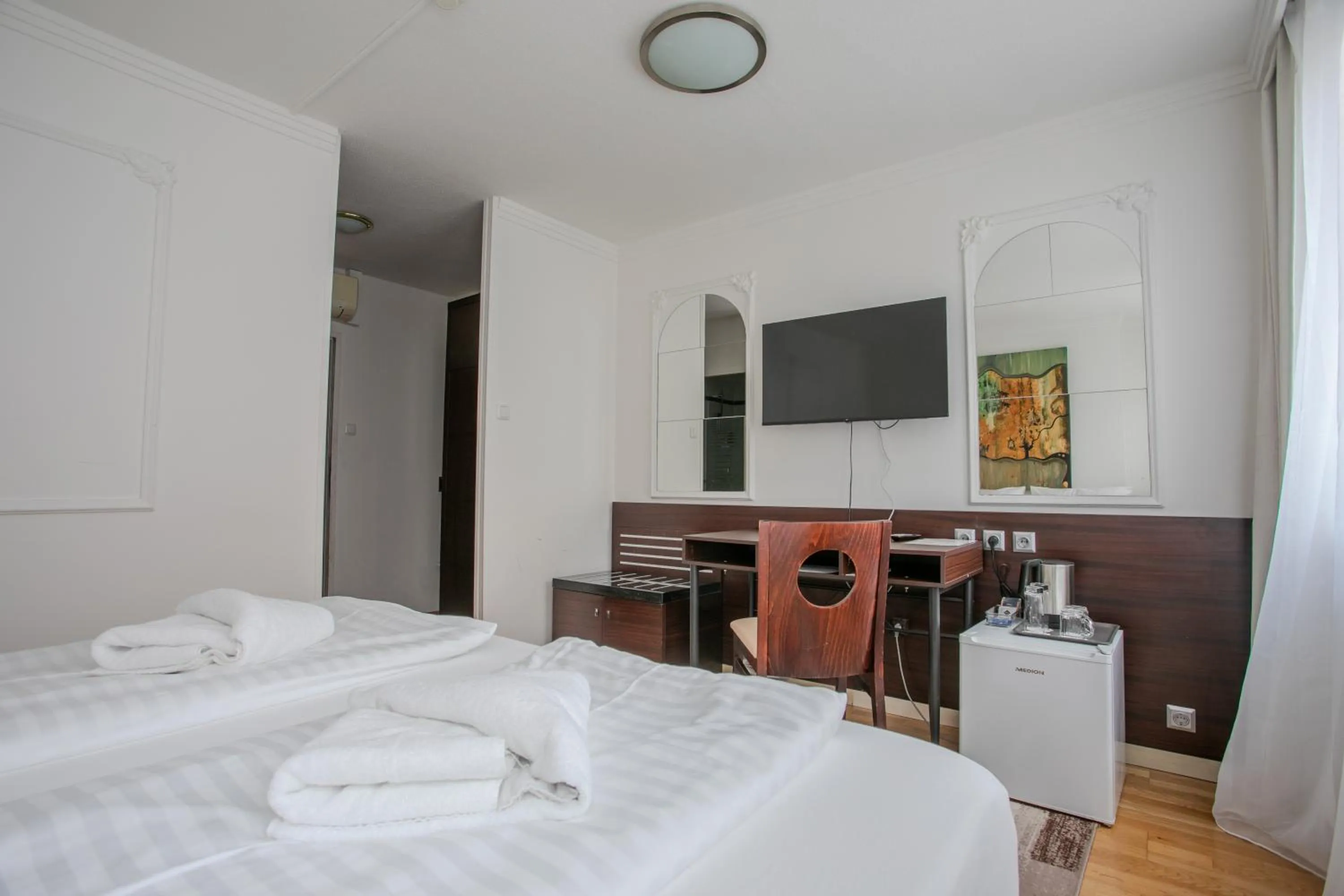 Bed in Hotel Attaché l contactless check-in