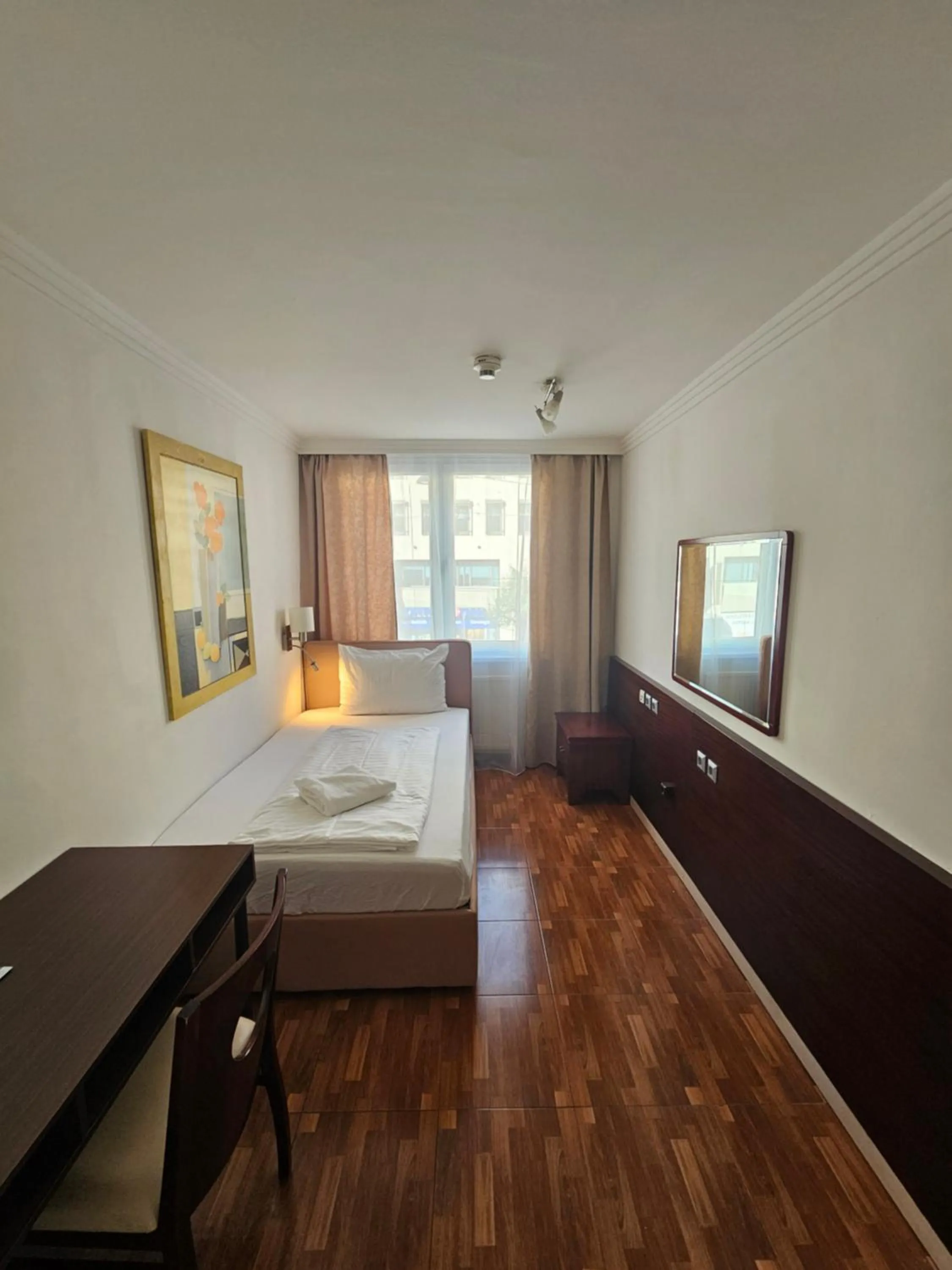 Photo of the whole room, Bed in Hotel Attaché l contactless check-in