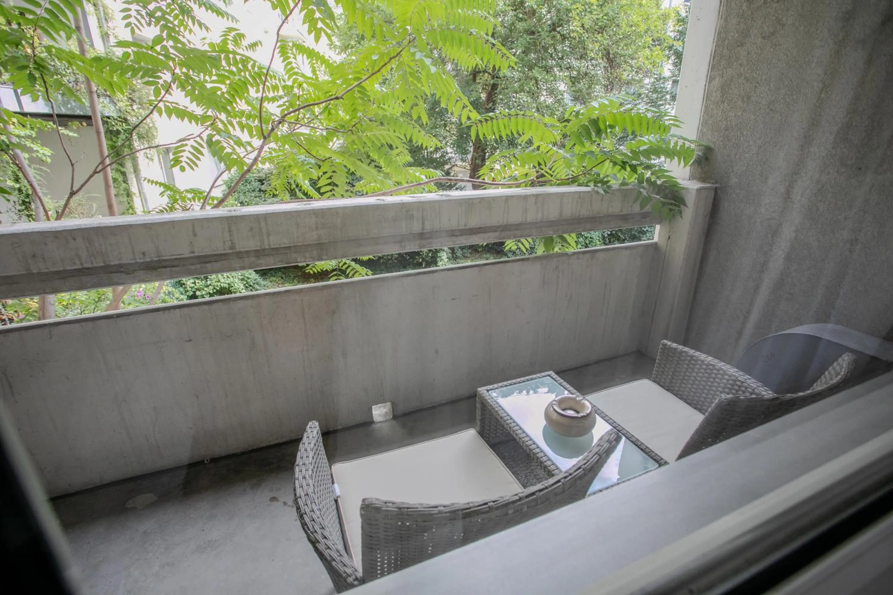 Patio in Hotel Attaché l contactless check-in