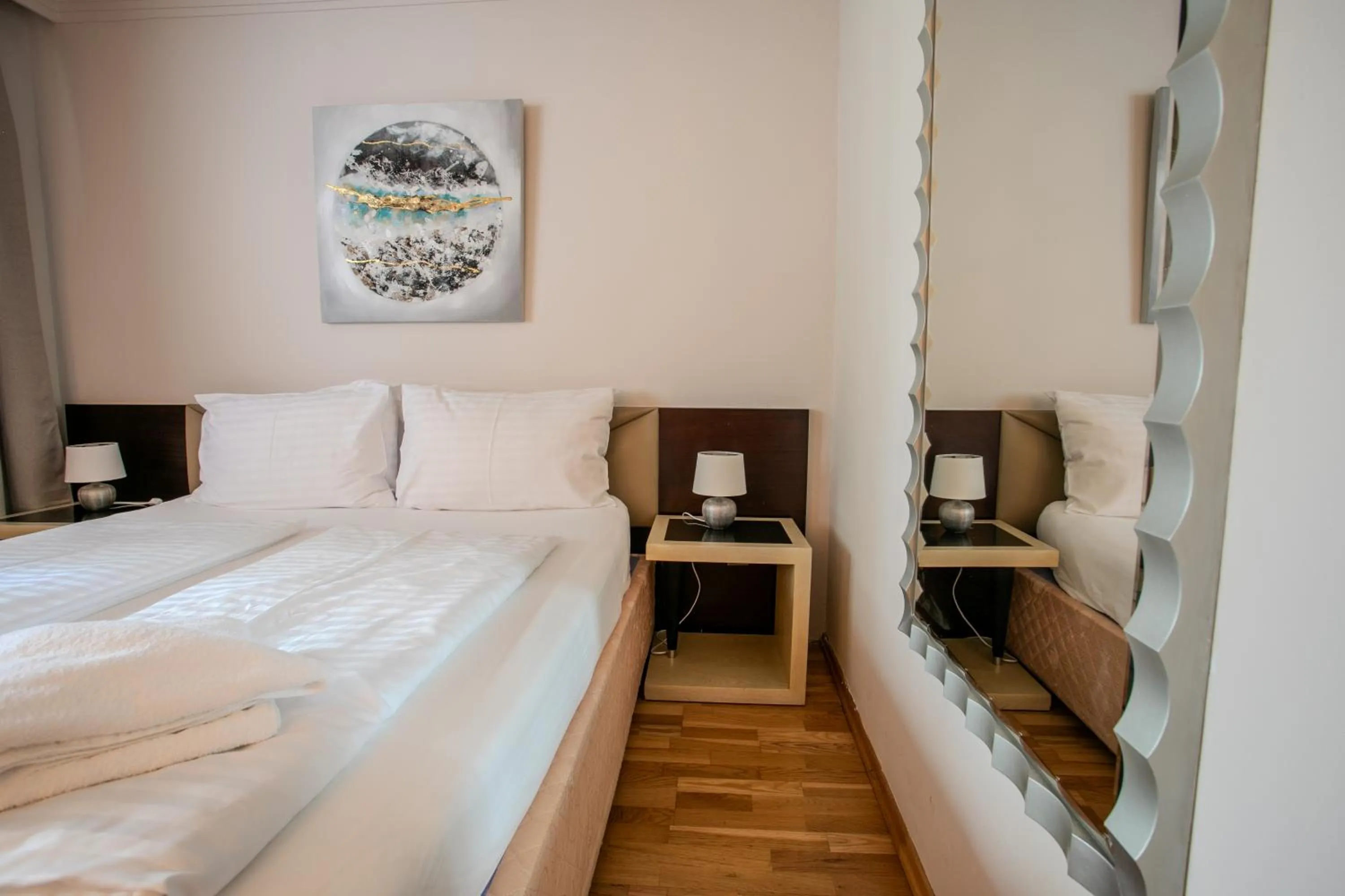 Bed in Hotel Attaché l contactless check-in