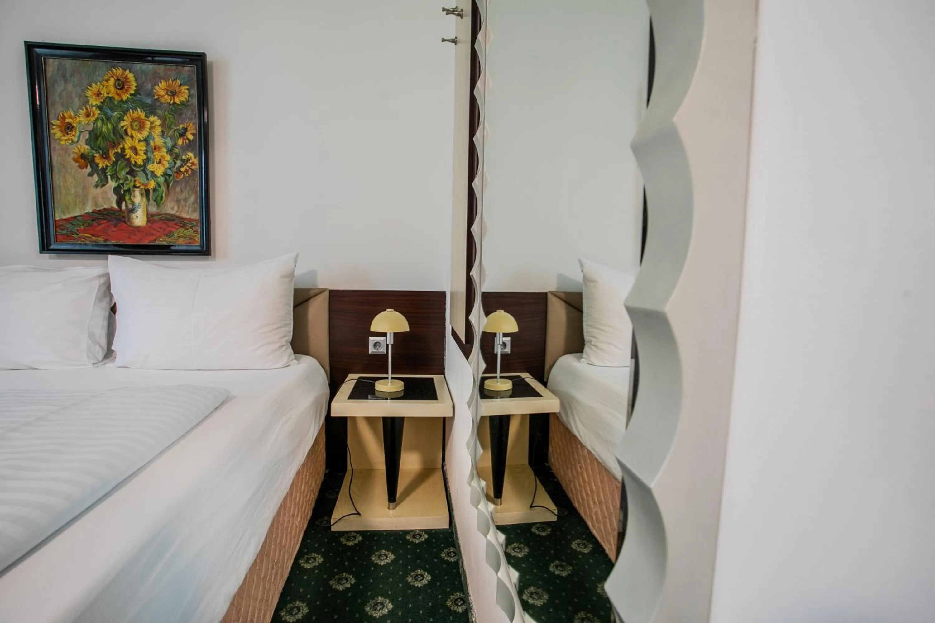 Bed in Hotel Attaché l contactless check-in