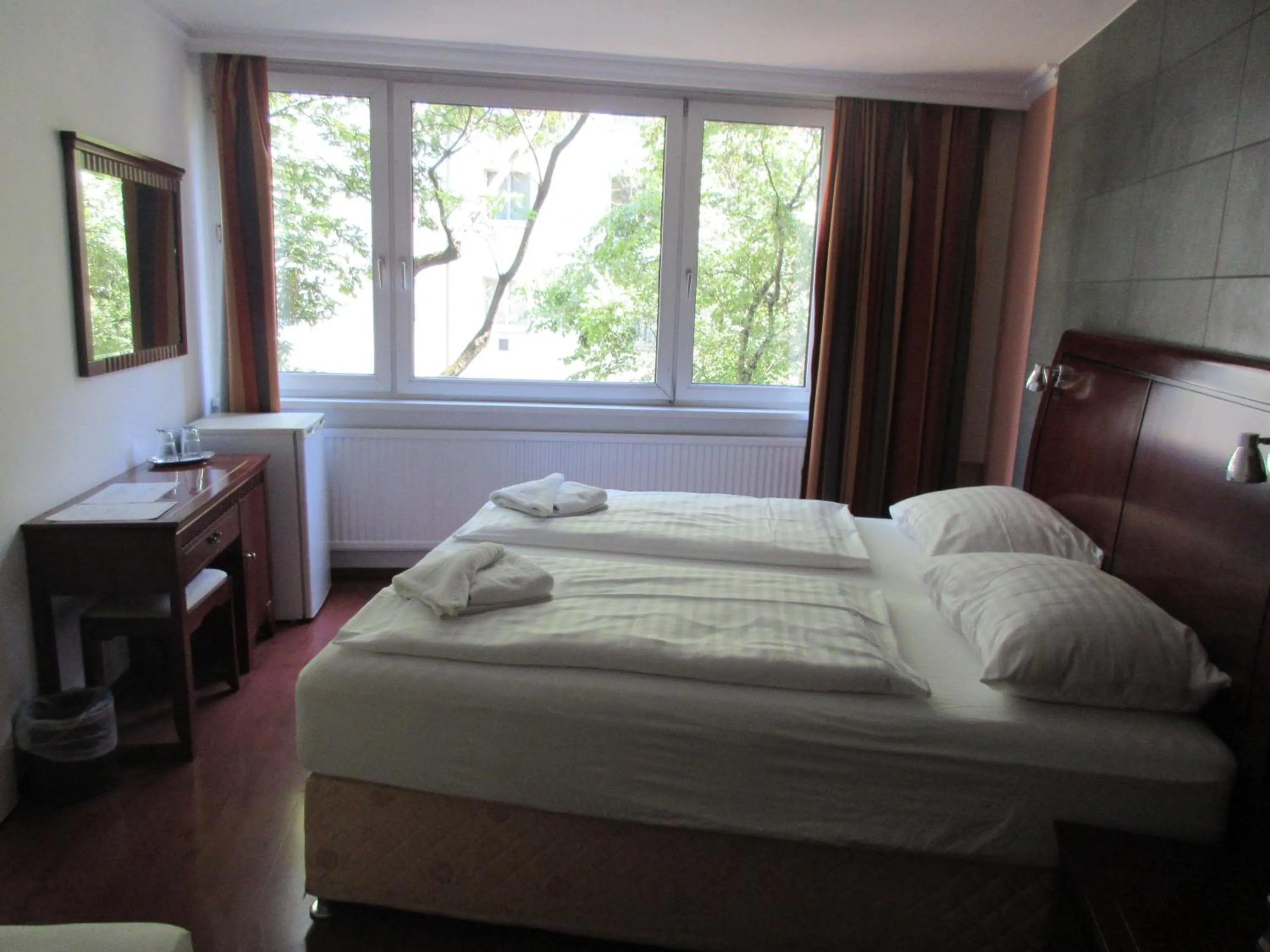 Bed in Hotel Attaché l contactless check-in