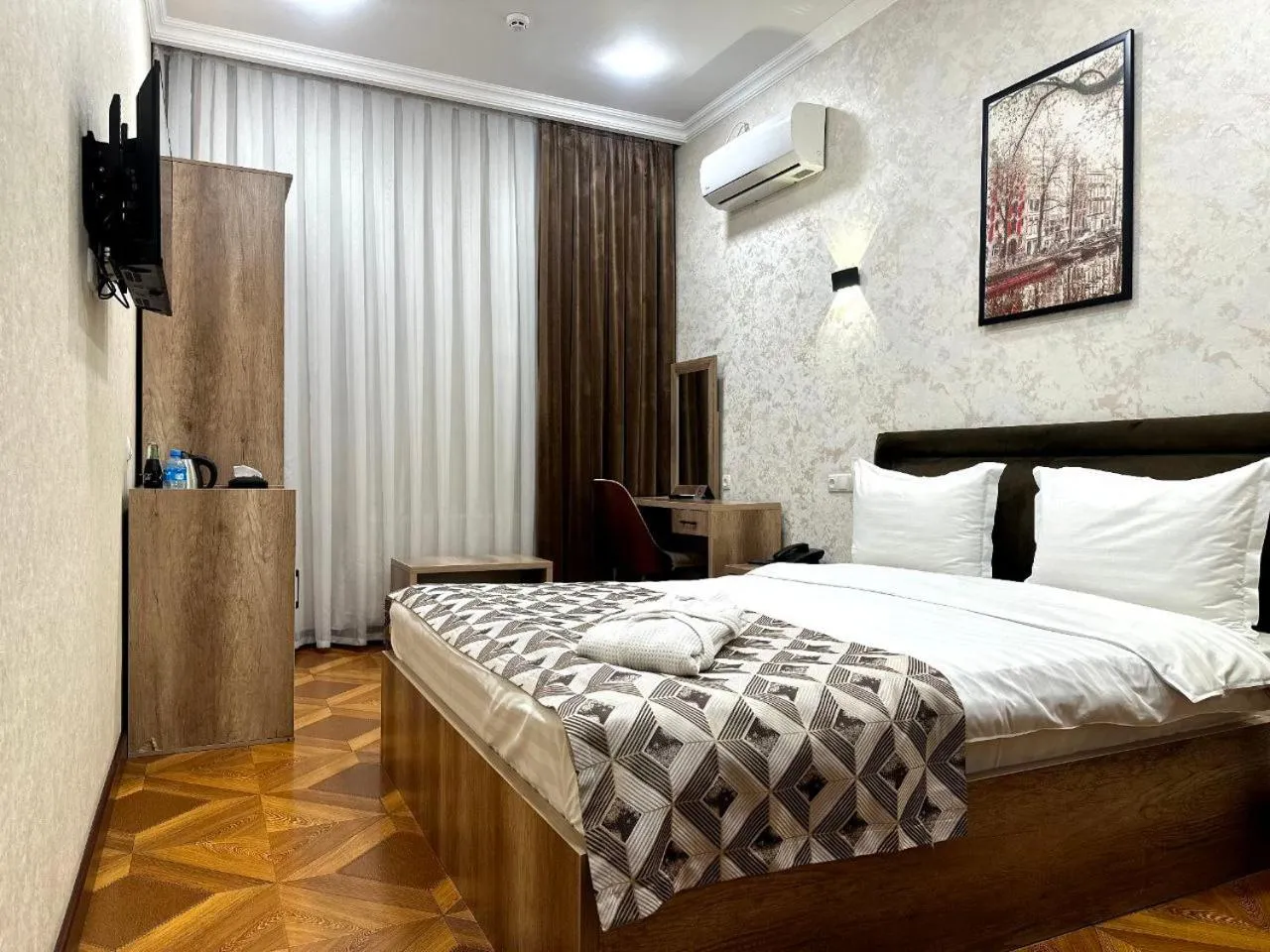 Property building, Bed in Hotel 1946