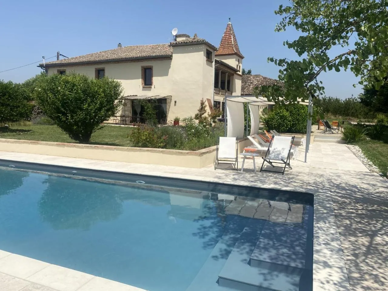 Pool view in Aux Coteaux d'Aussac