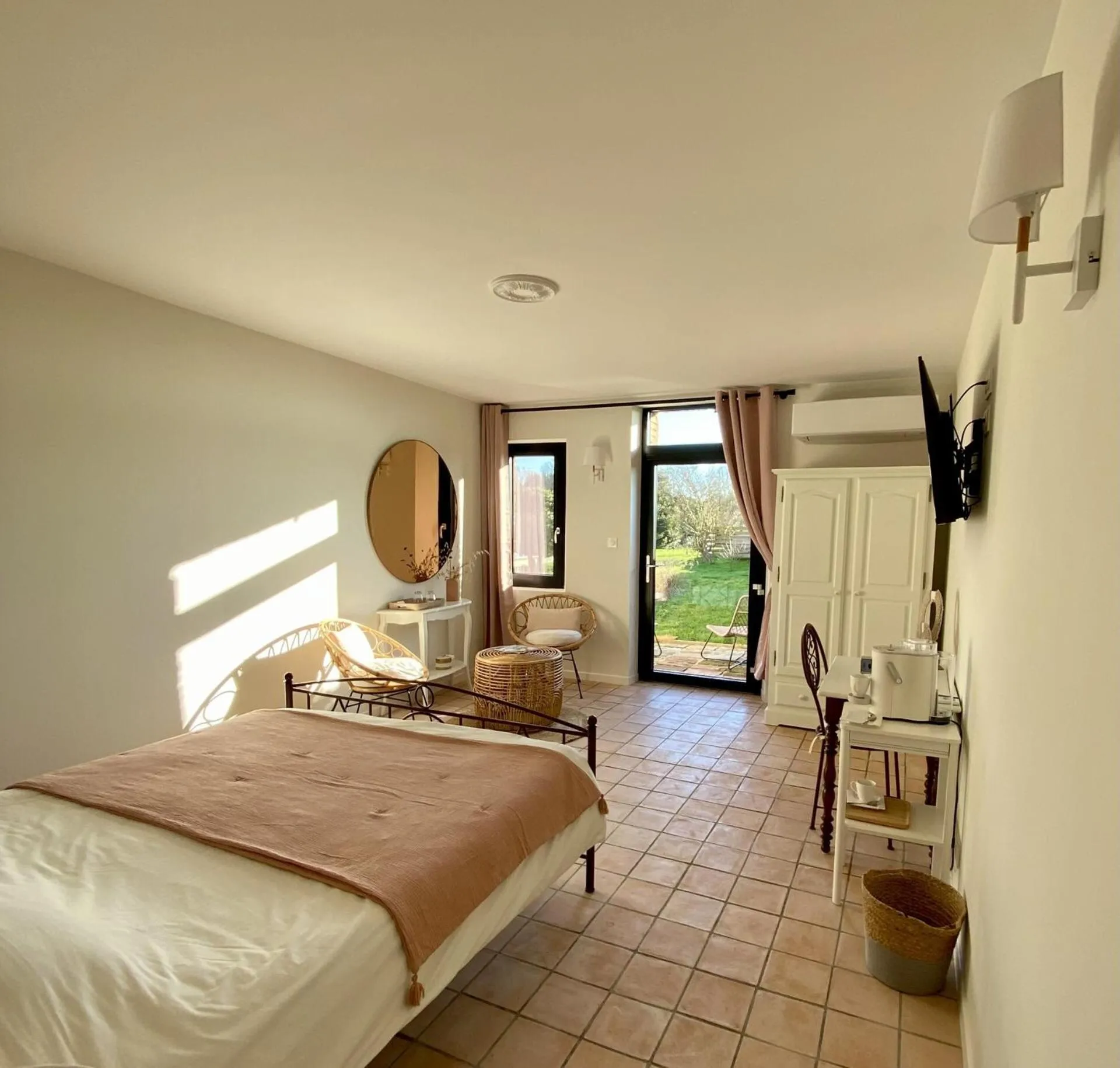 Bedroom, Bed in Aux Coteaux d'Aussac