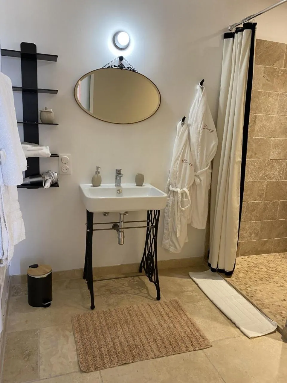 Bathroom in Aux Coteaux d'Aussac