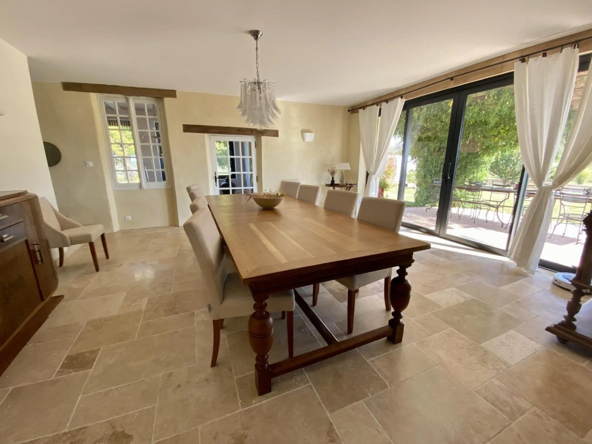 Dining area in Aux Coteaux d'Aussac