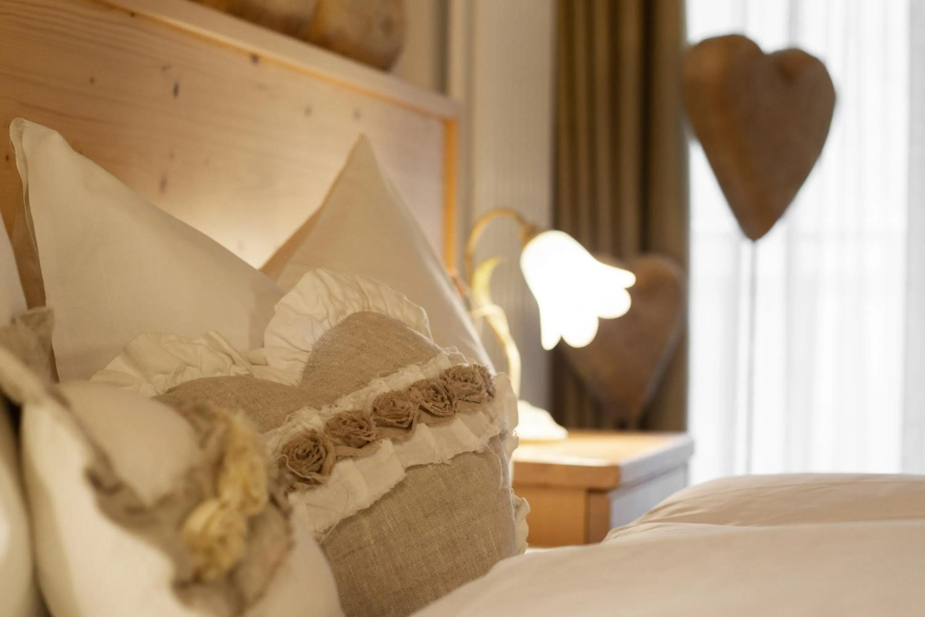 Decorative detail, Bed in Hotel Chalet Giasenei