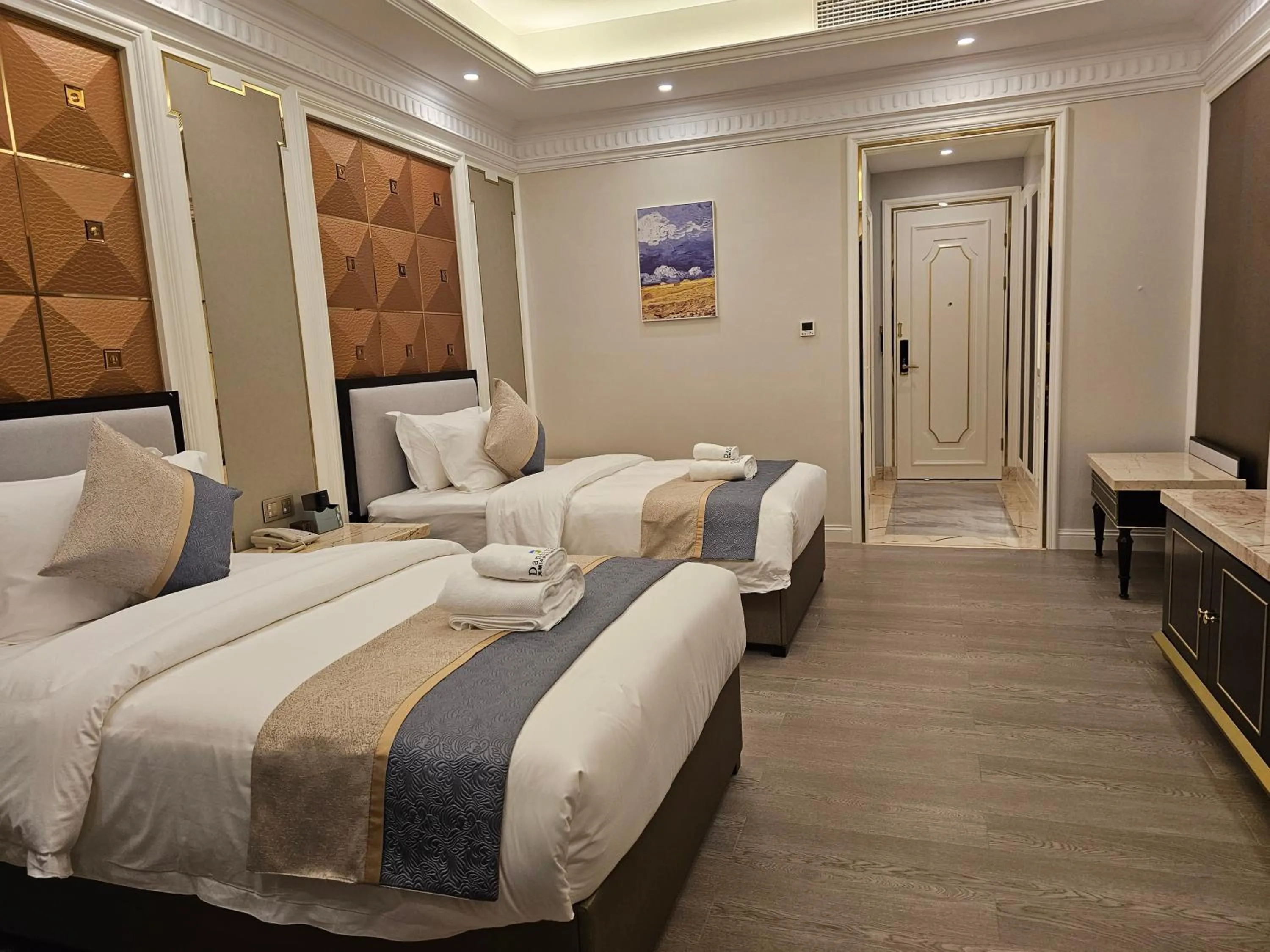 Photo of the whole room, Bed in Dansavanh Namngum Resort