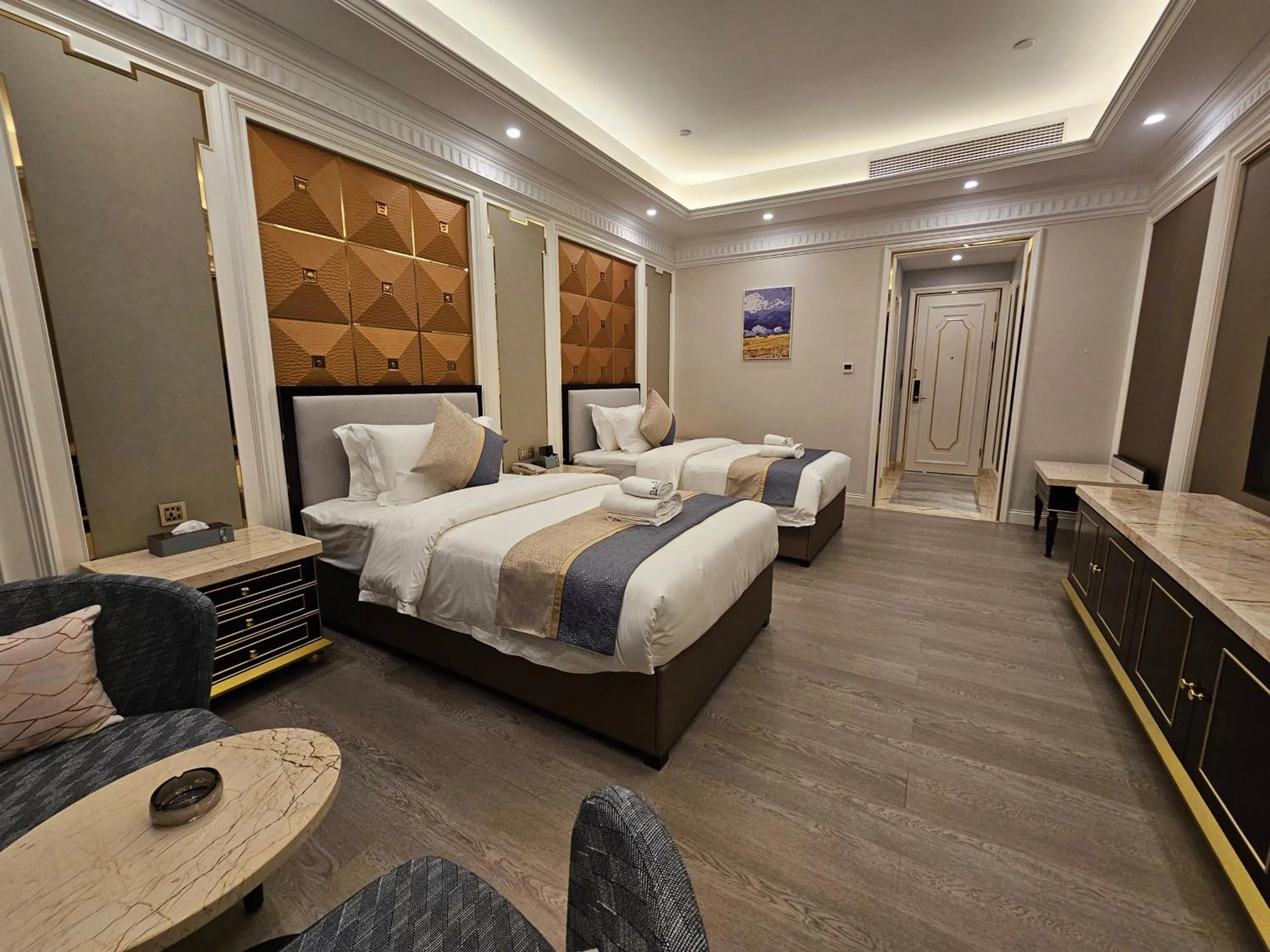 Photo of the whole room, Bed in Dansavanh Namngum Resort