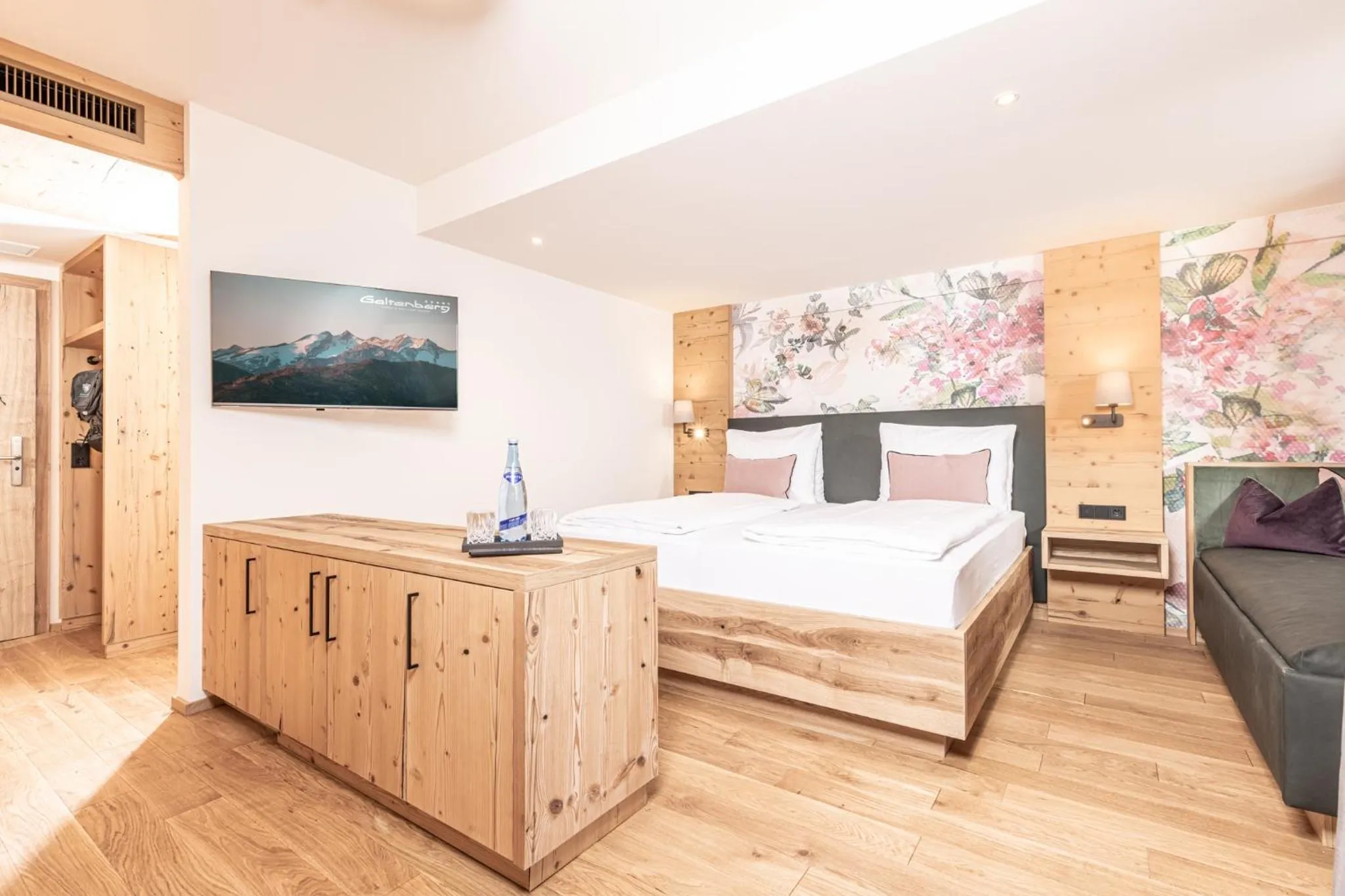 Photo of the whole room, Bed in Galtenberg Bed & Breakfast