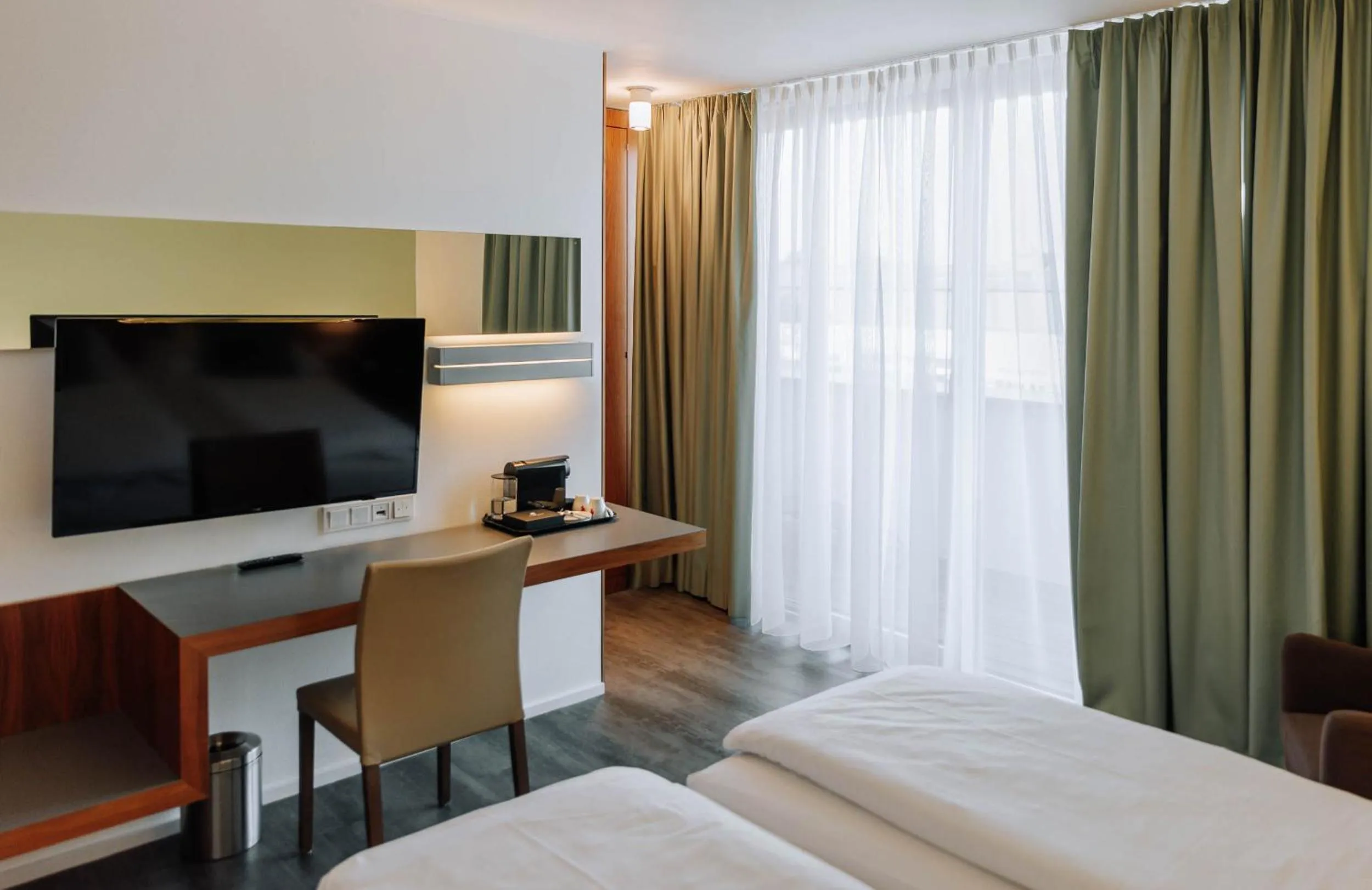 Photo of the whole room, Bed in HEINhotel vienna airport