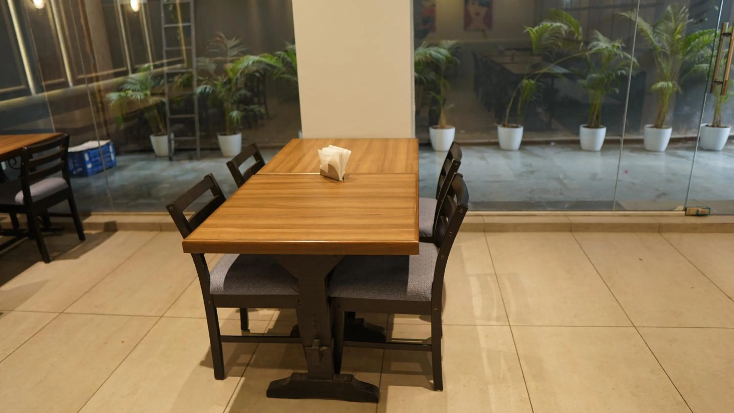 Restaurant/places to eat in Hotel The Onyx