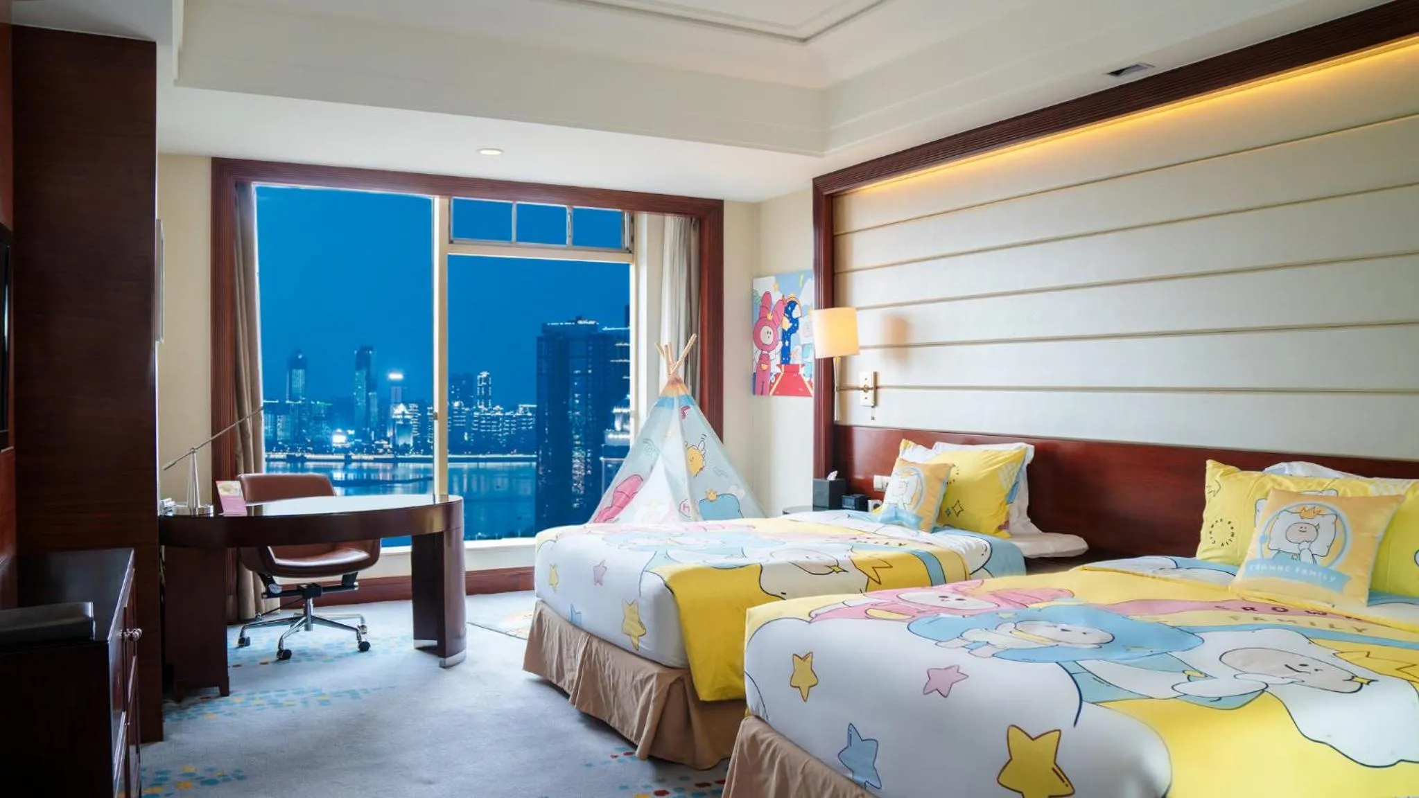 Photo of the whole room, Bed in Crowne Plaza Nanchang Riverside, an IHG Hotel