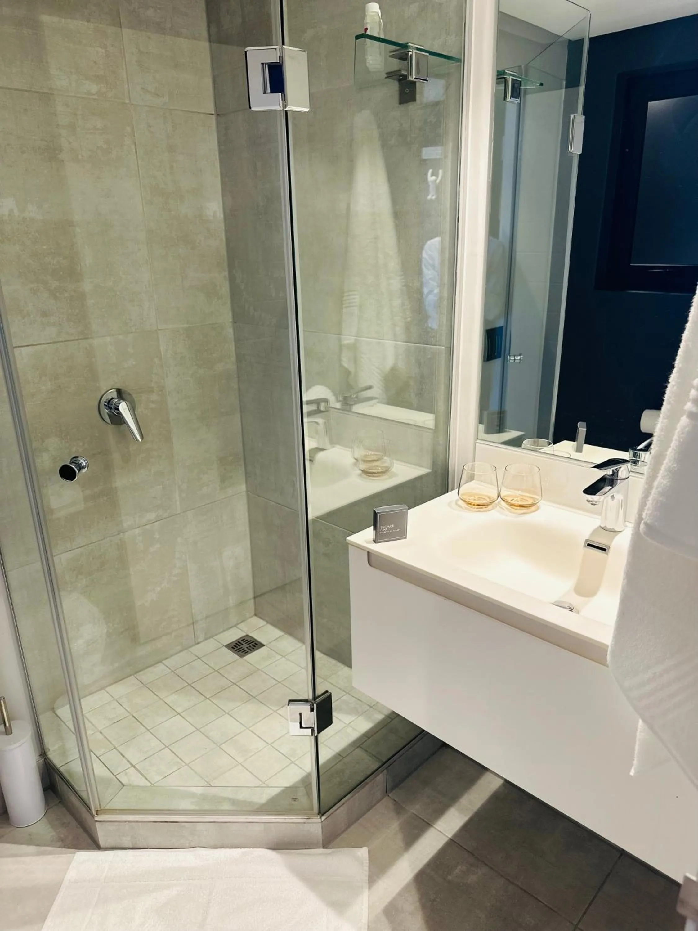 Bathroom in Urban Elephant 16 On Bree