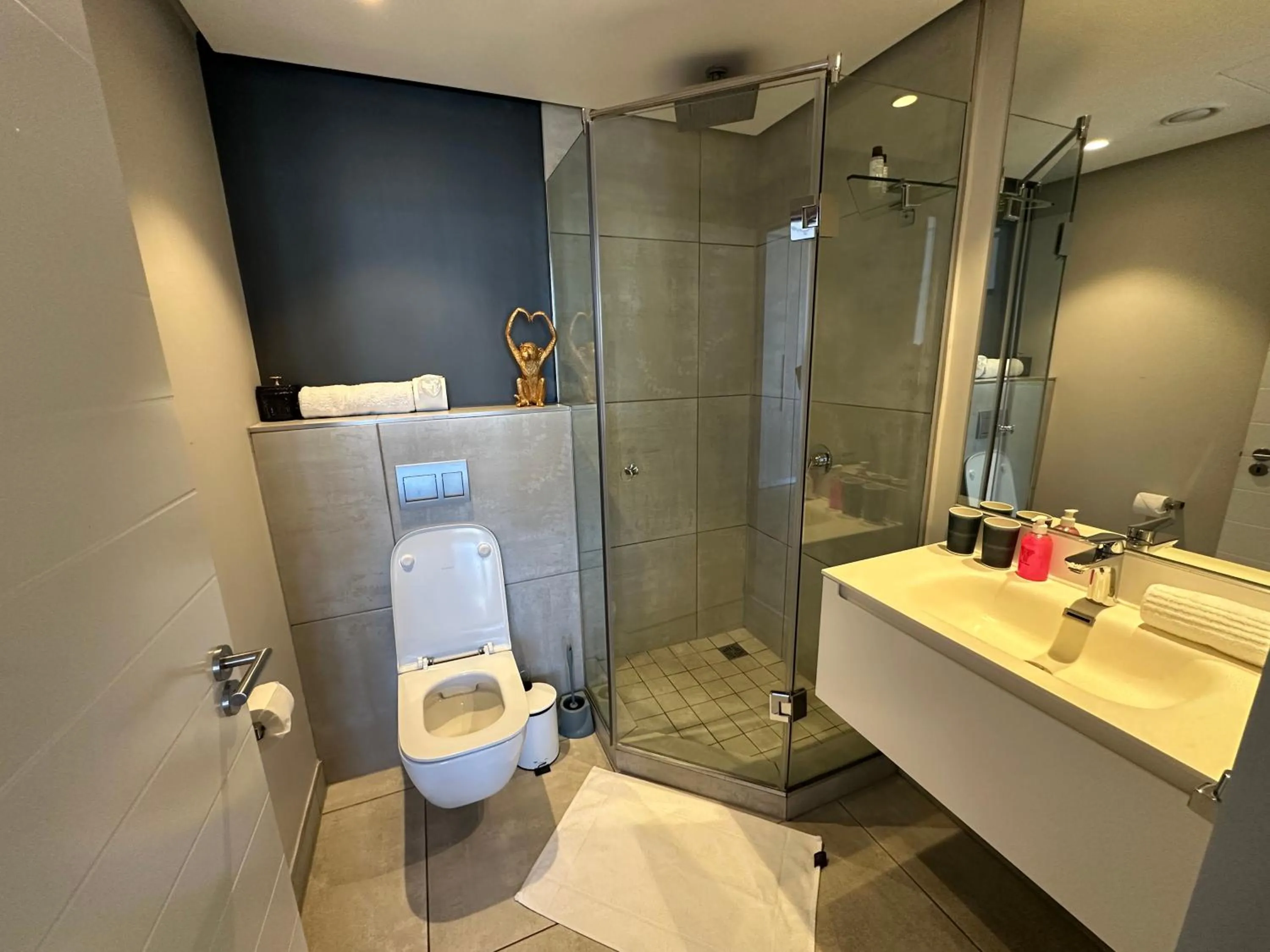 Bathroom in Urban Elephant 16 On Bree