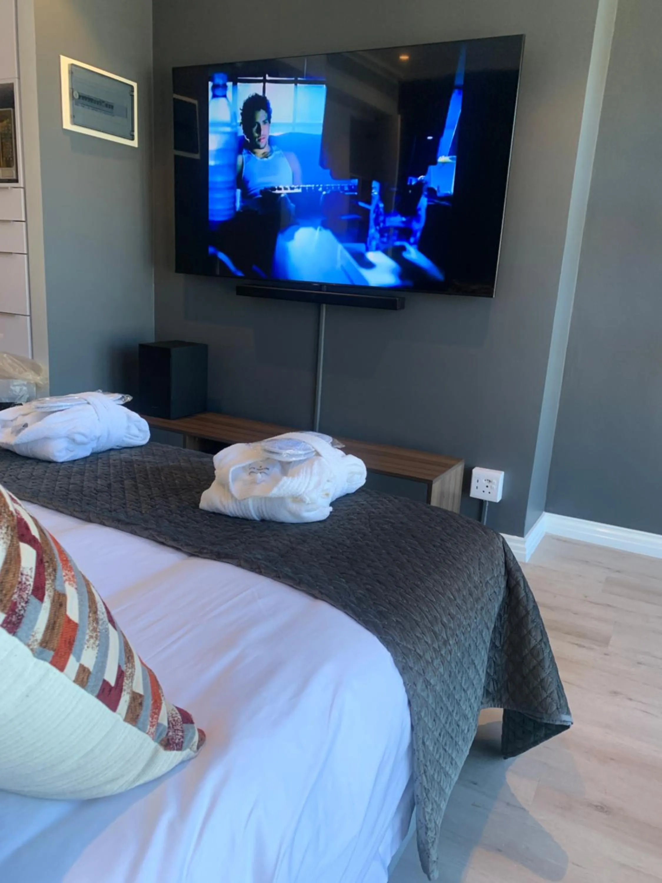 TV and multimedia, Bed in Urban Elephant 16 On Bree