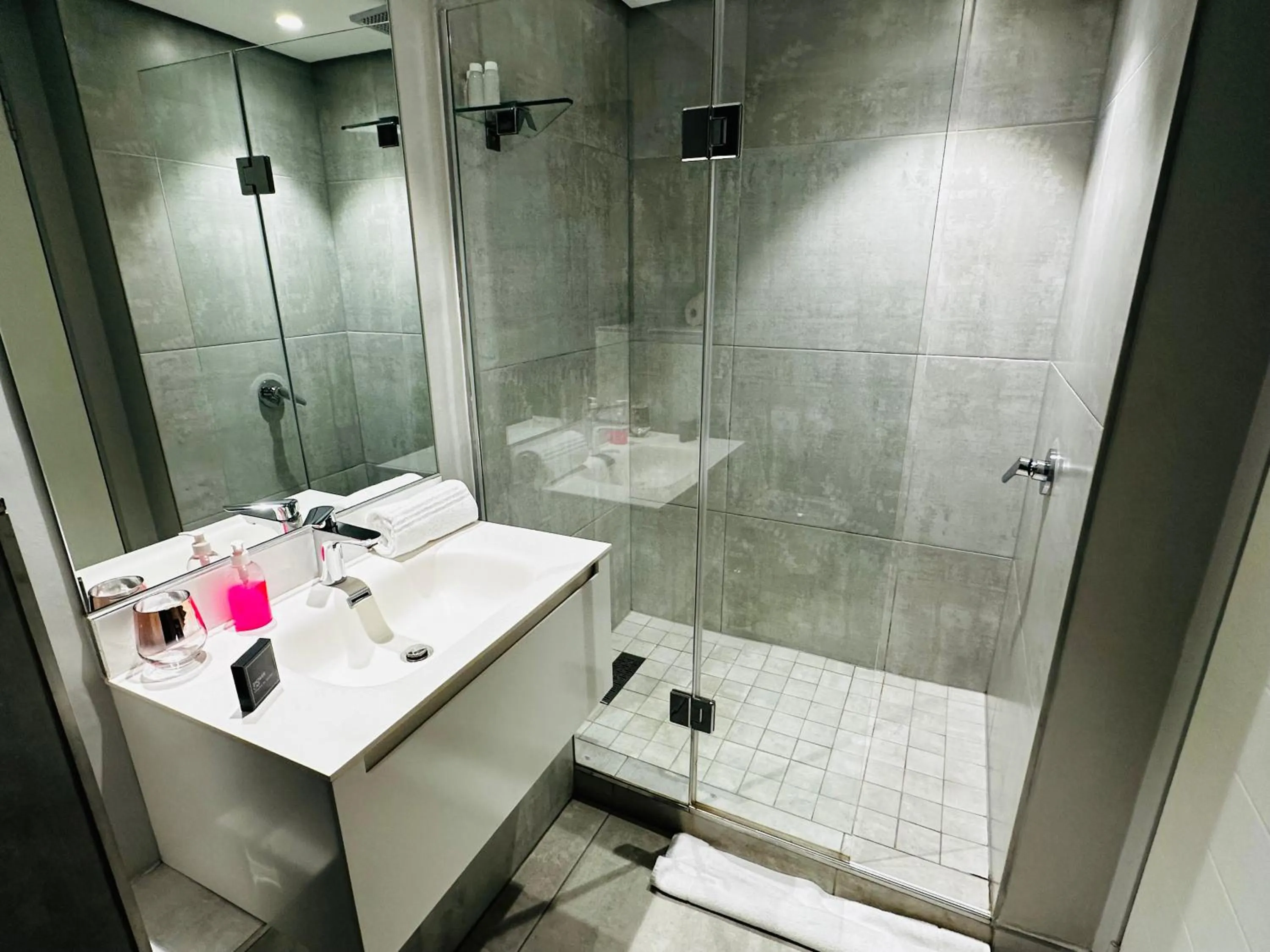 Shower in Urban Elephant 16 On Bree