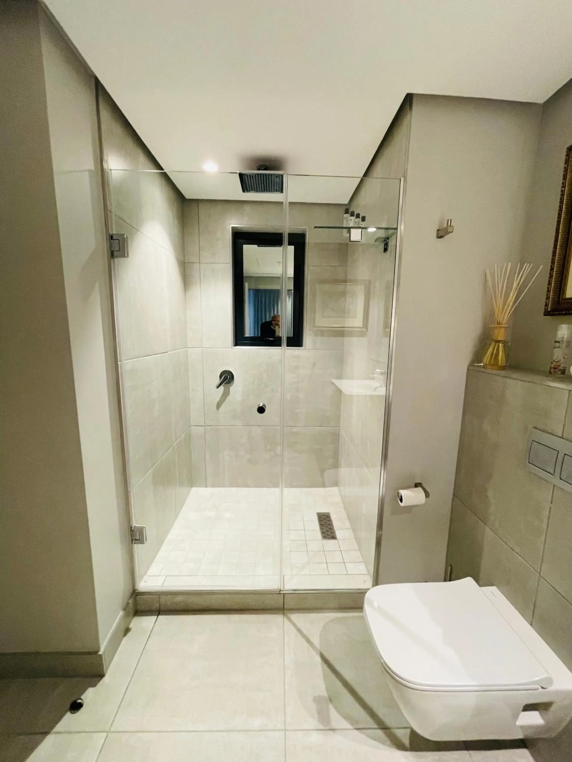 Bathroom in Urban Elephant 16 On Bree