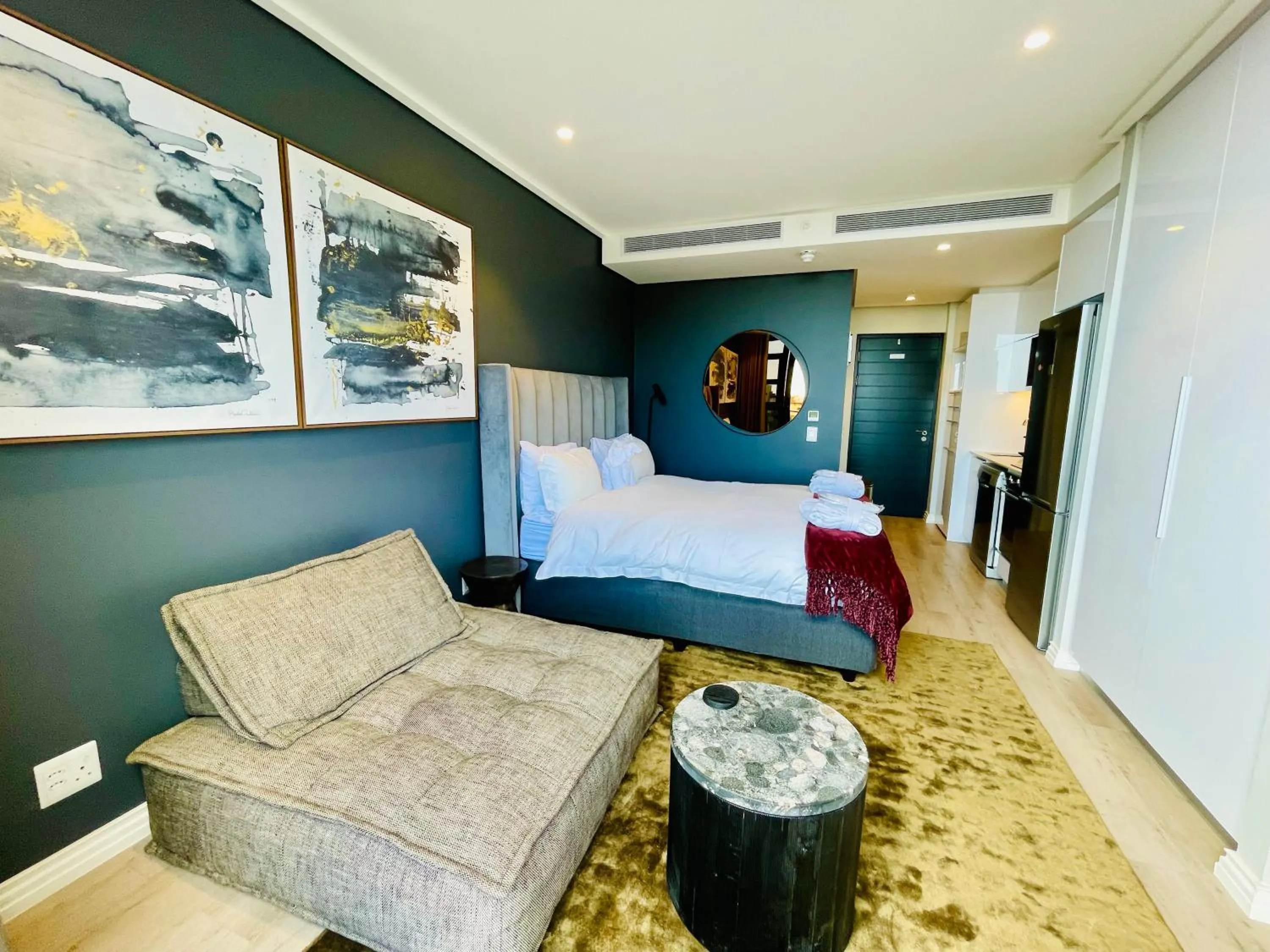 Photo of the whole room, Bed in Urban Elephant 16 On Bree