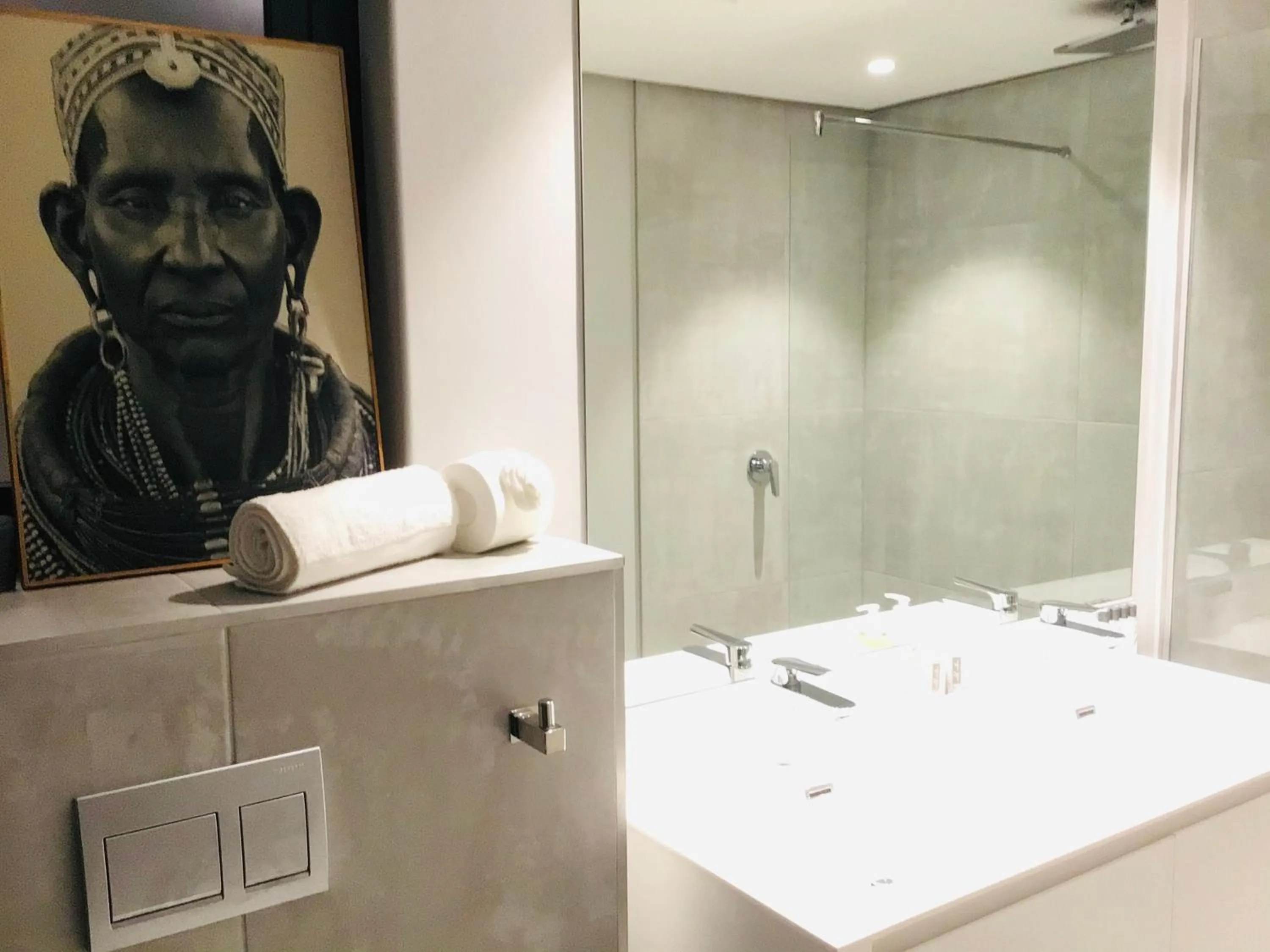 Bathroom in Urban Elephant 16 On Bree