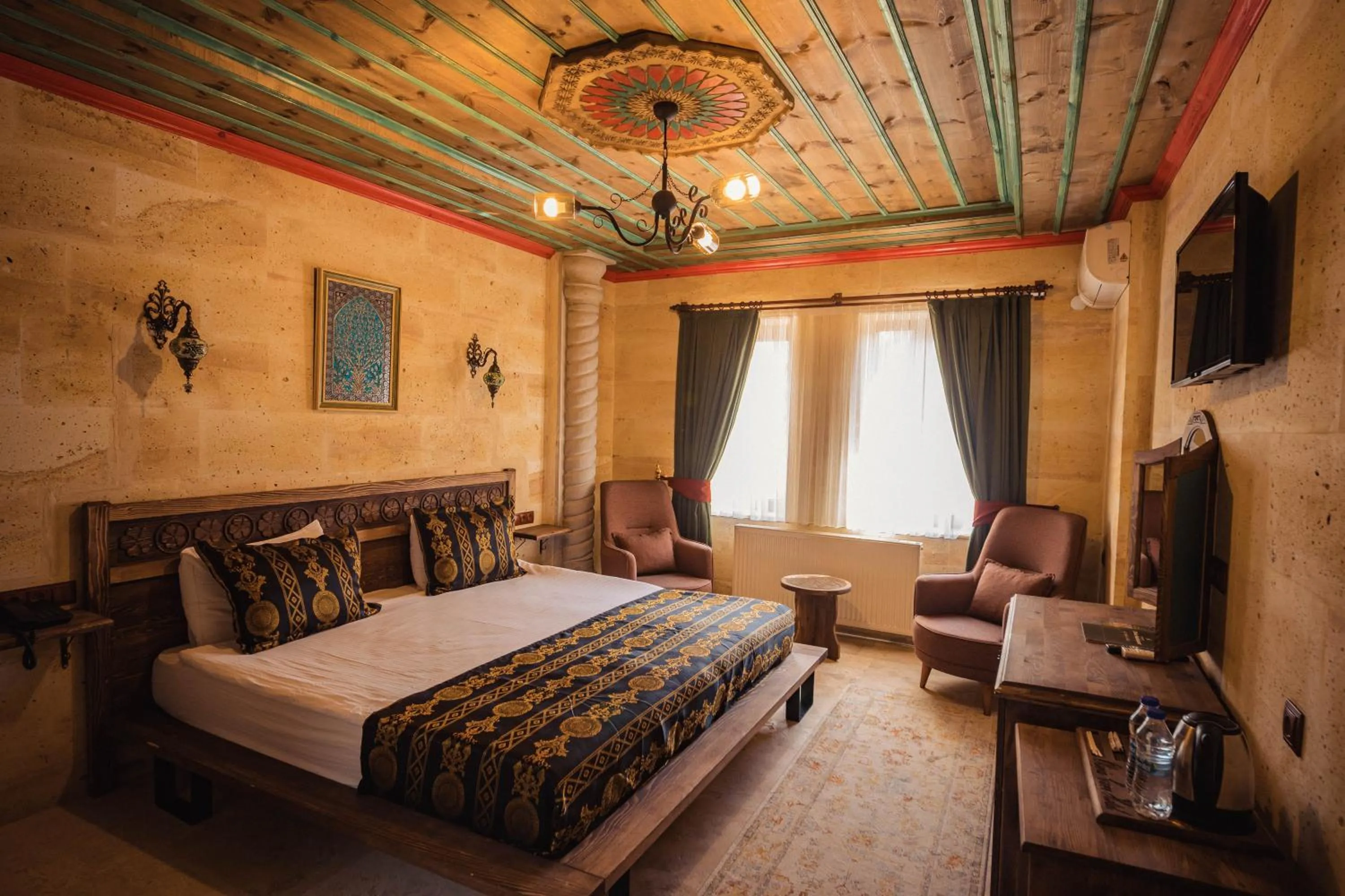 Communal lounge/ TV room, Bed in Olivia Cave Hotel