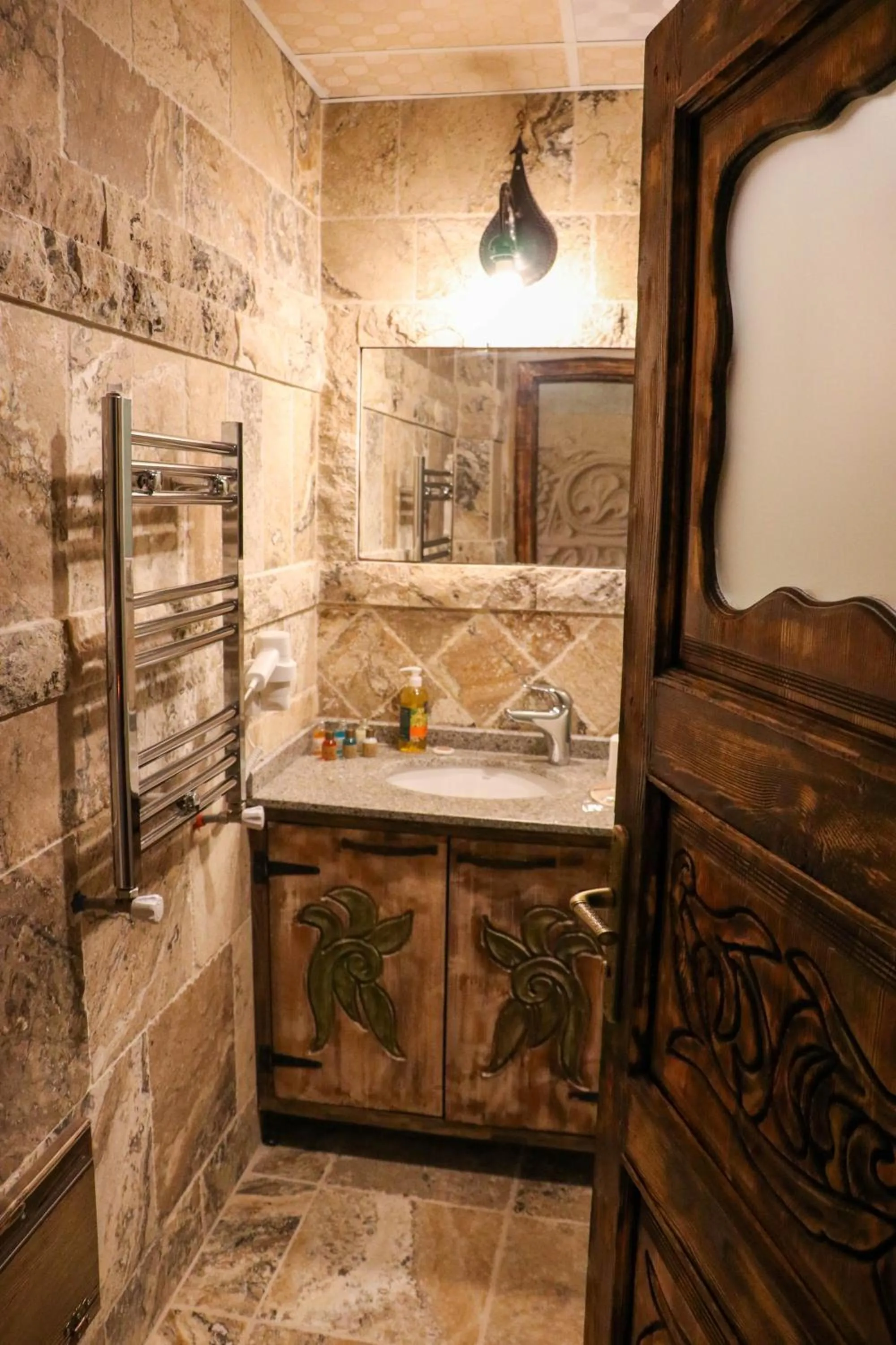 Shower in Olivia Cave Hotel