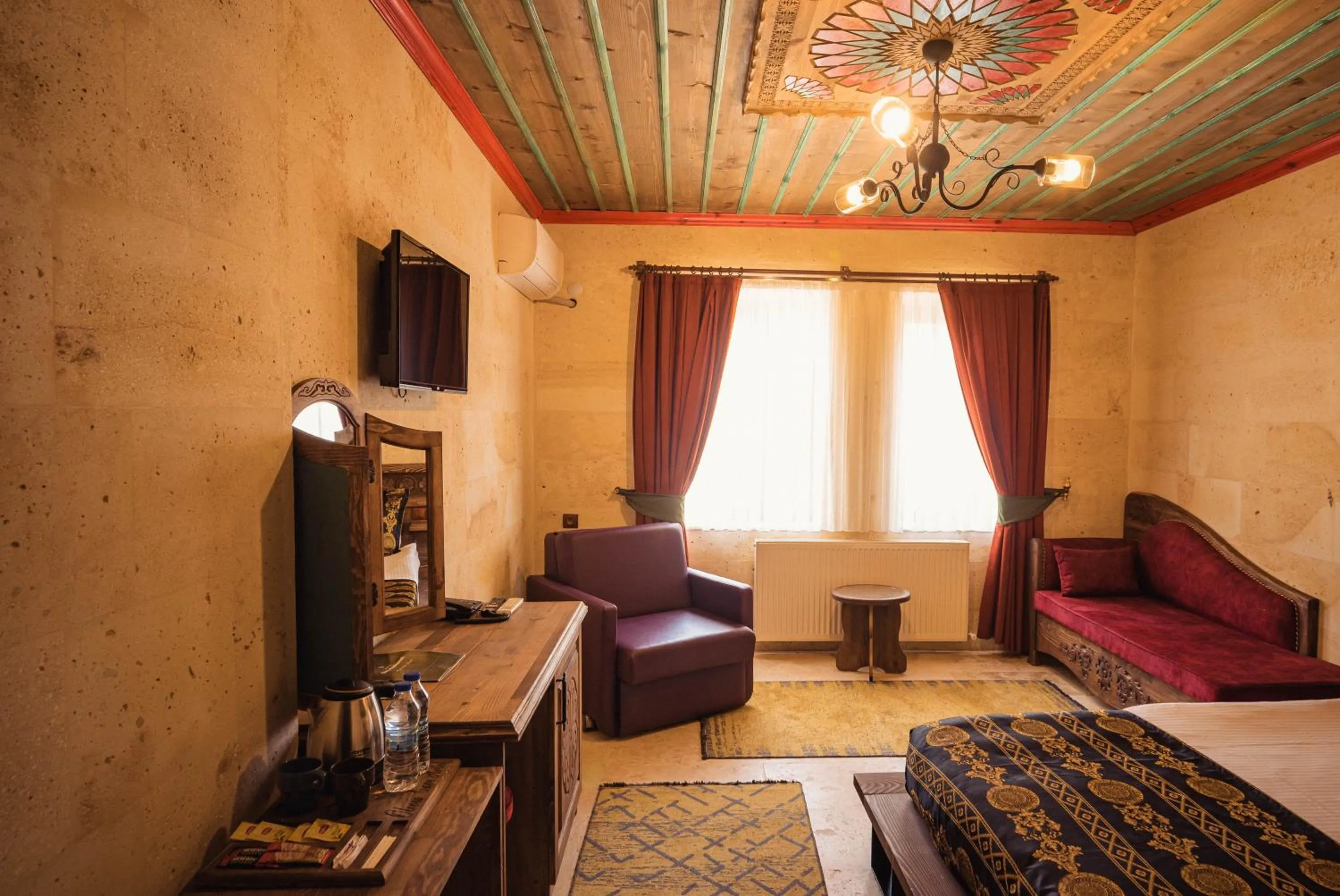 Communal lounge/ TV room, Bed in Olivia Cave Hotel