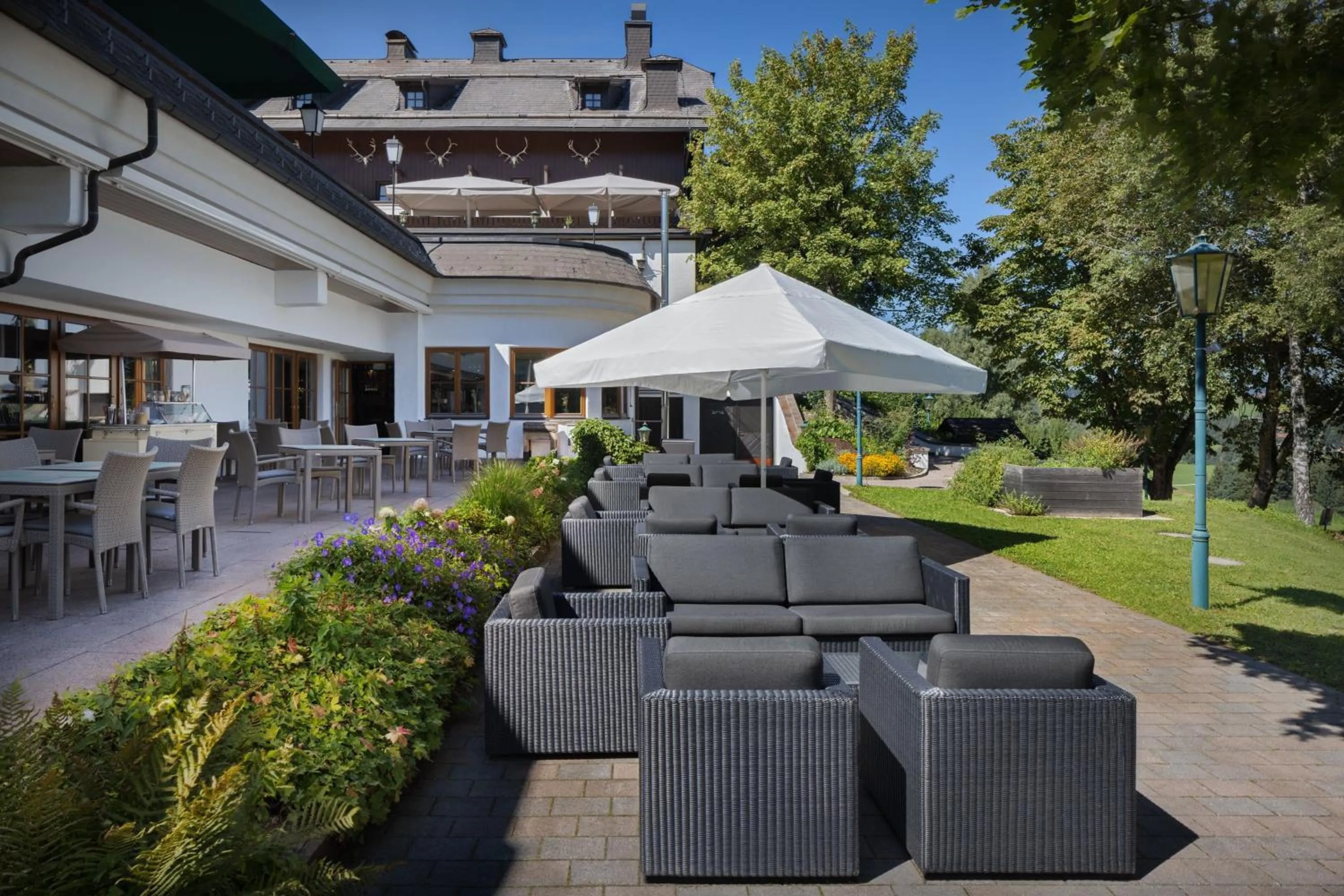 Lounge or bar in Arabella Jagdhof Resort am Fuschlsee, a Tribute Portfolio Hotel