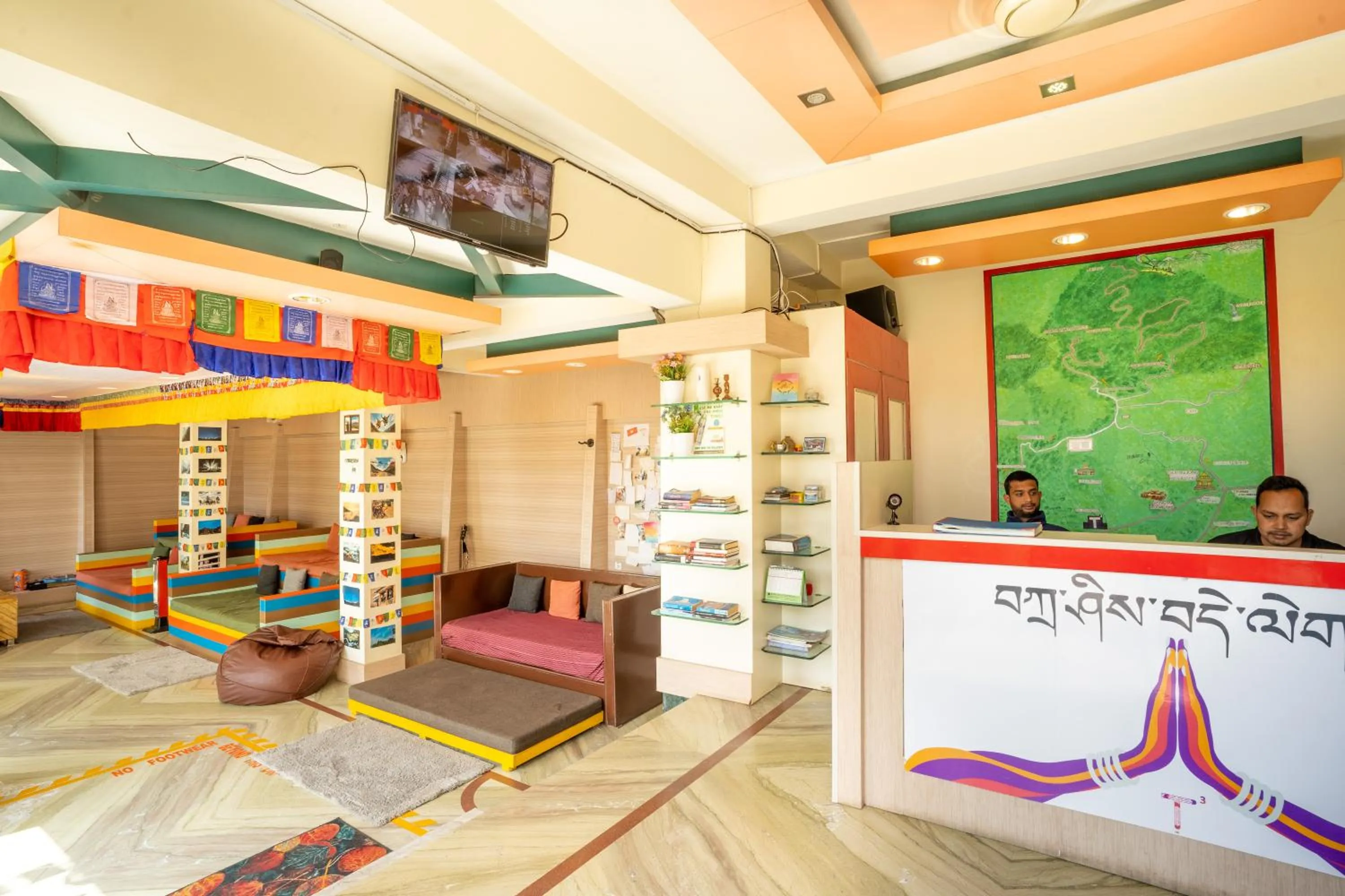 Communal lounge/ TV room in The Trippy Tribe